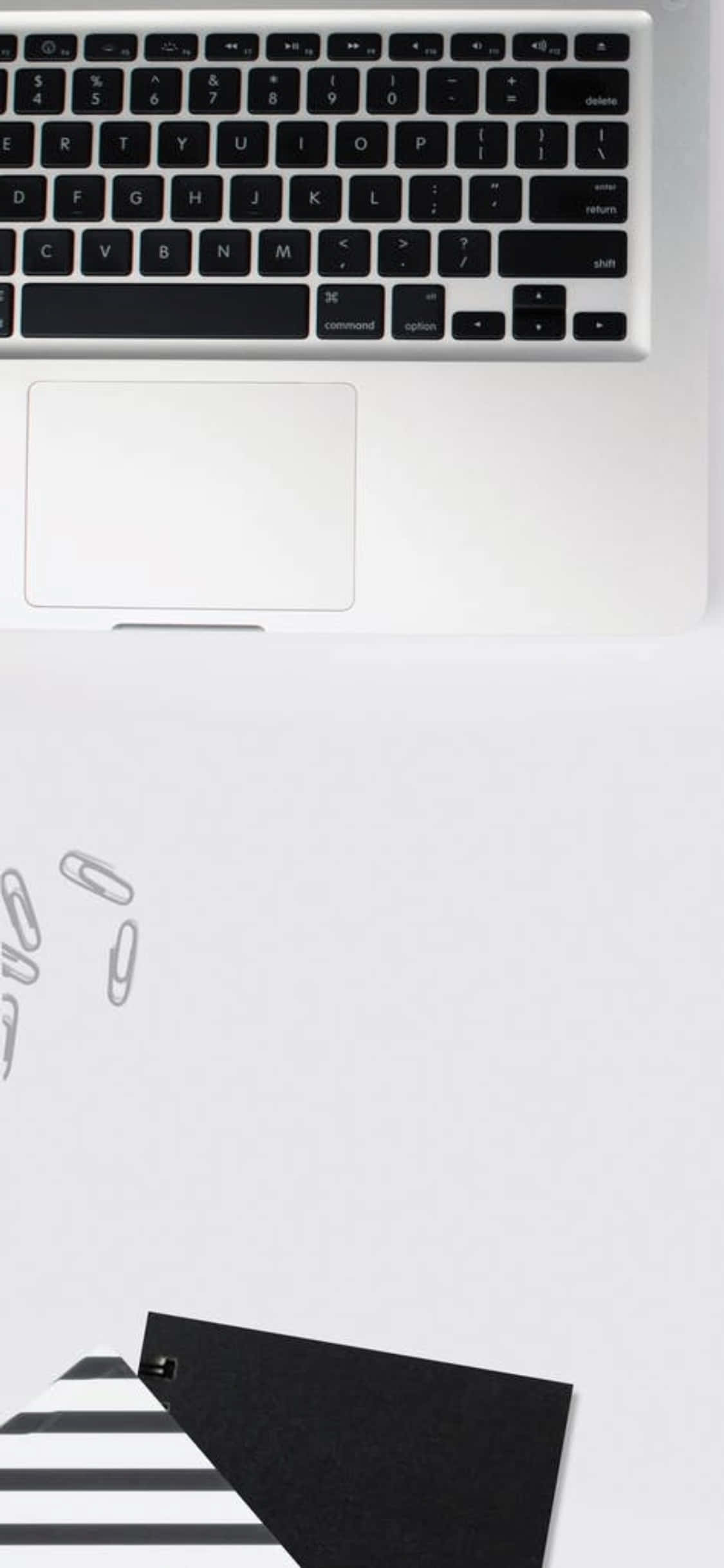 iPhone X Lessenaaragtergrond Skootrekenaar En Papierknipsels Muurpapier