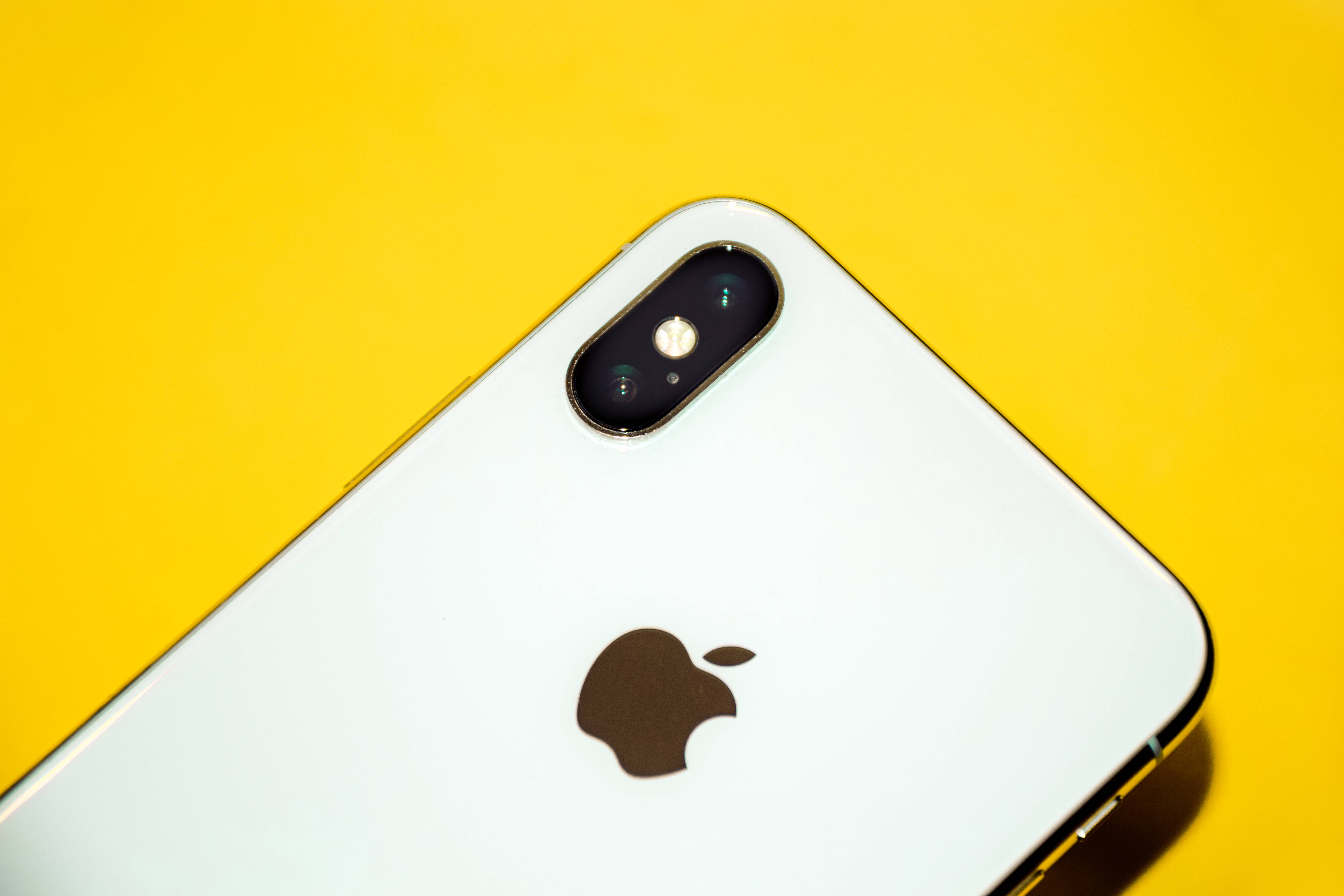 iPhone Xs Max op Geel Muurpapier