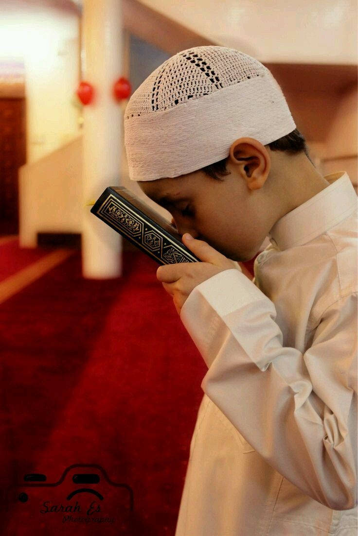Islamitiese Seun wat die Koran soen Muurpapier