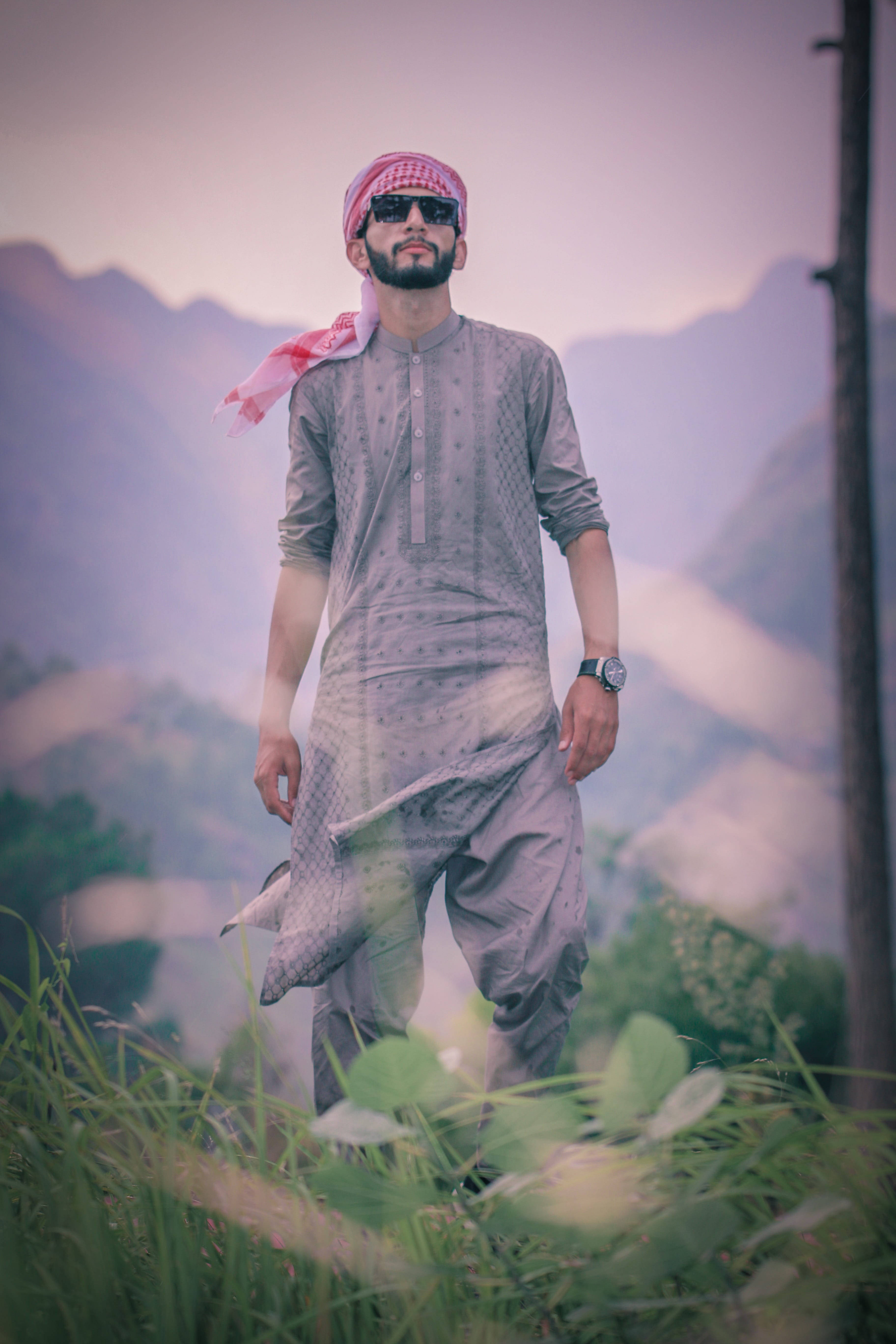Islamitiese Seun in Grys Kurta Muurpapier