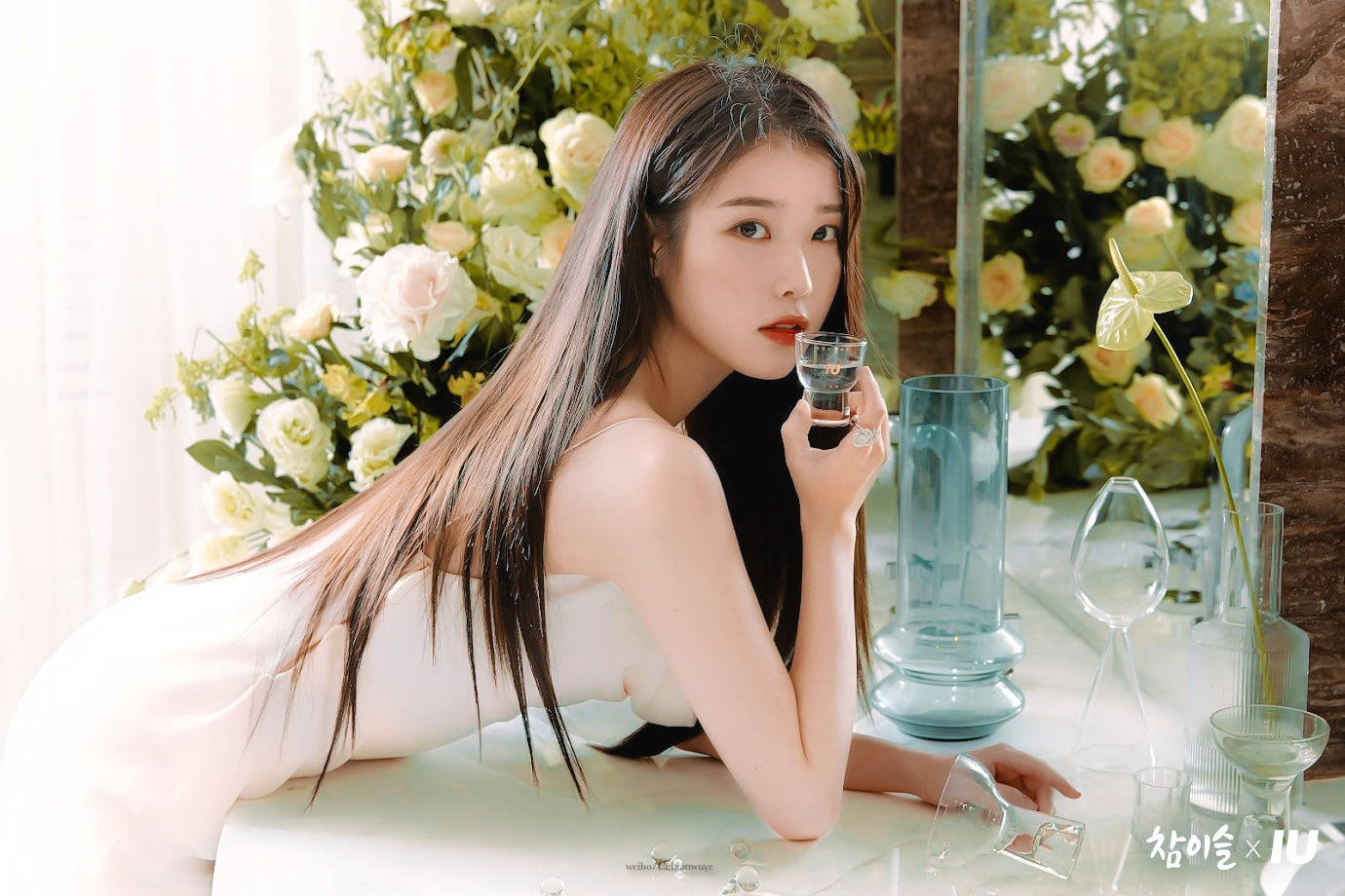 IU Vogue Korea Tydskrif — Kpop GIF Muurpapier