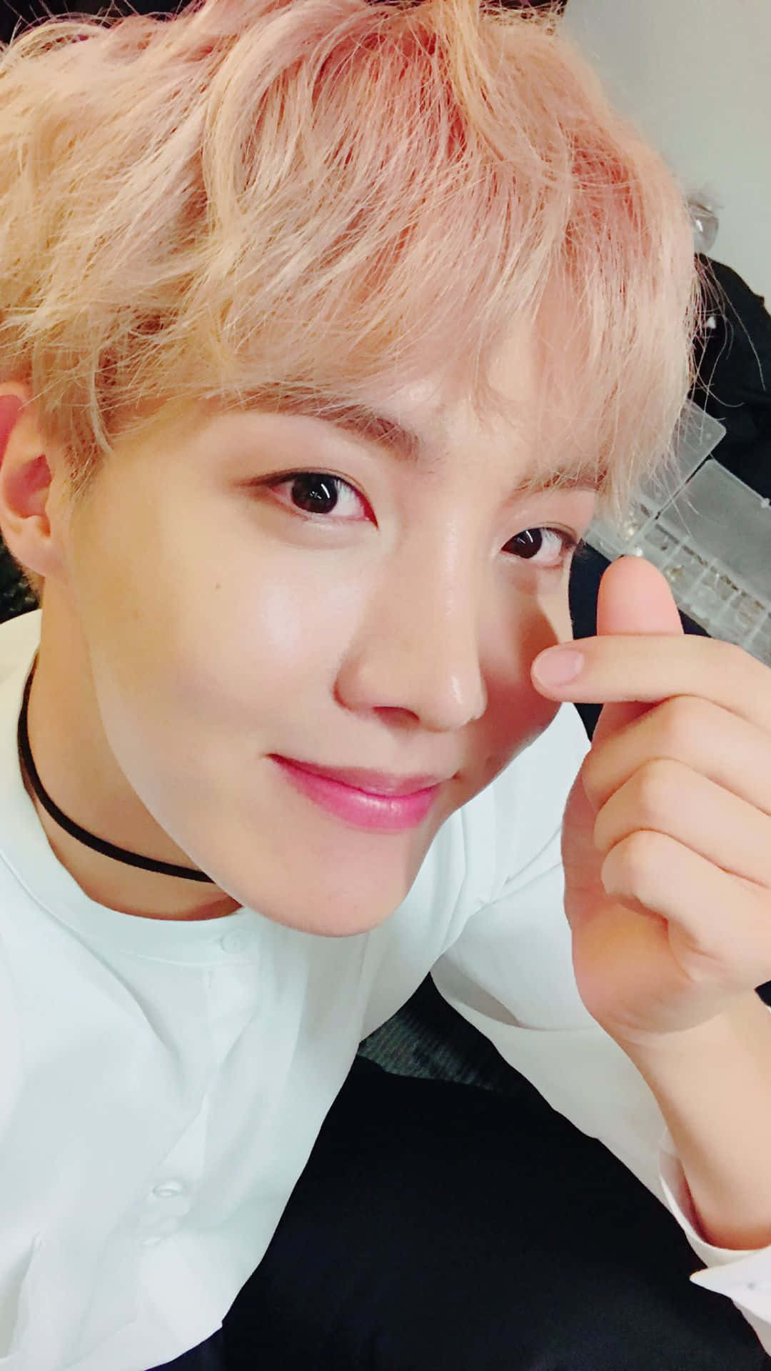 J-hope BTS Vingerhart Muurpapier