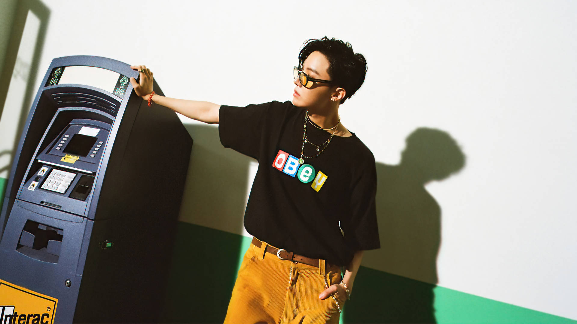 J-Hope wat by 'n OTM poseer Muurpapier