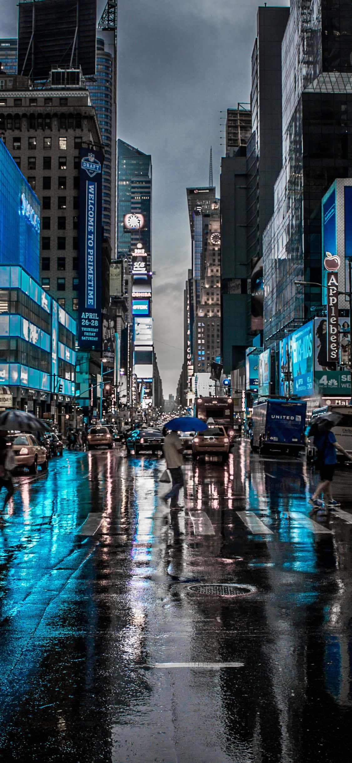 Jaag die sonsondergang, met uitsig oor die skyline van New York Stad terwyl jy 'n iPhone X gebruik Muurpapier