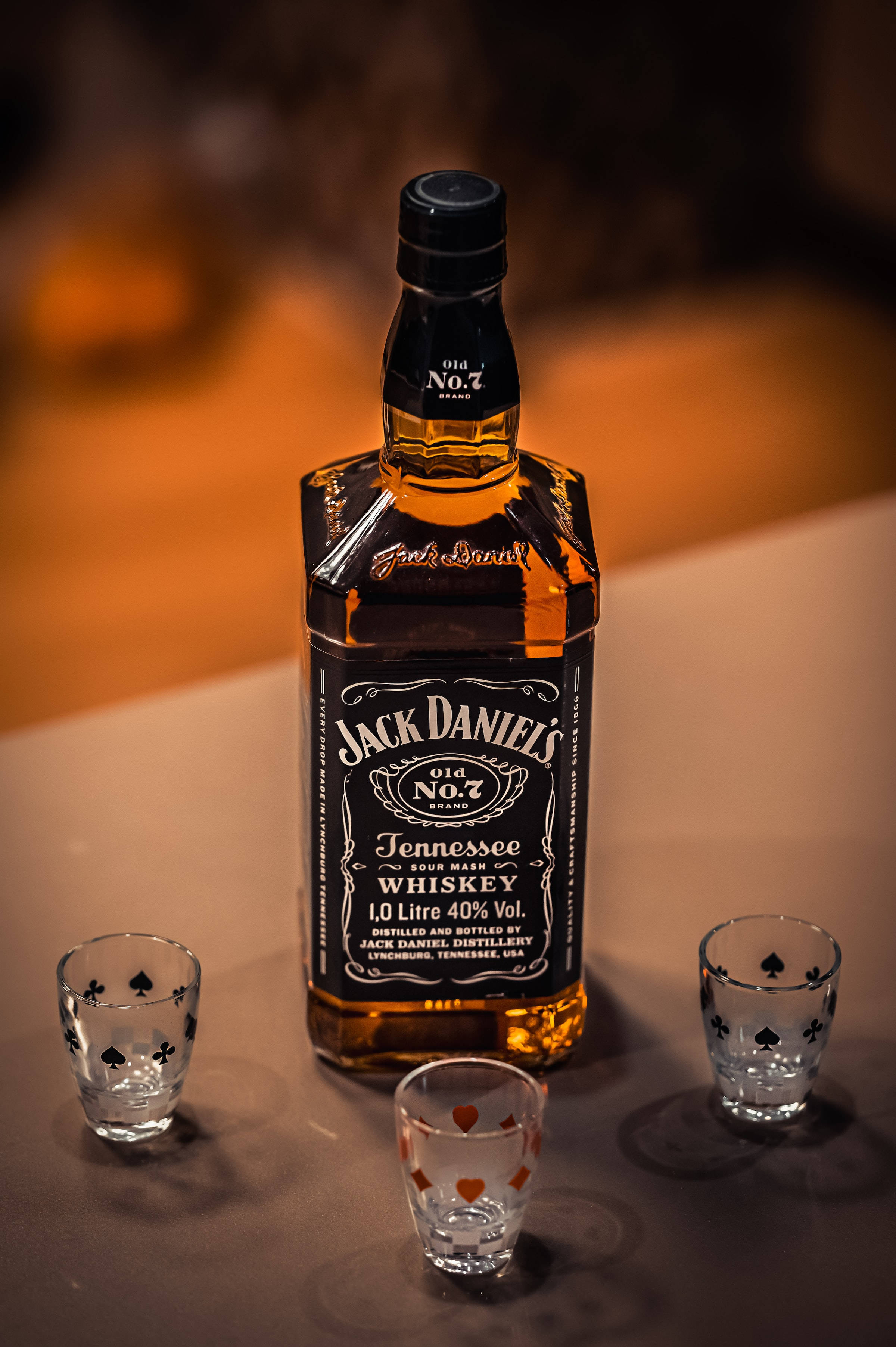Jack Daniels Whiskeybottel met Skietglase Muurpapier