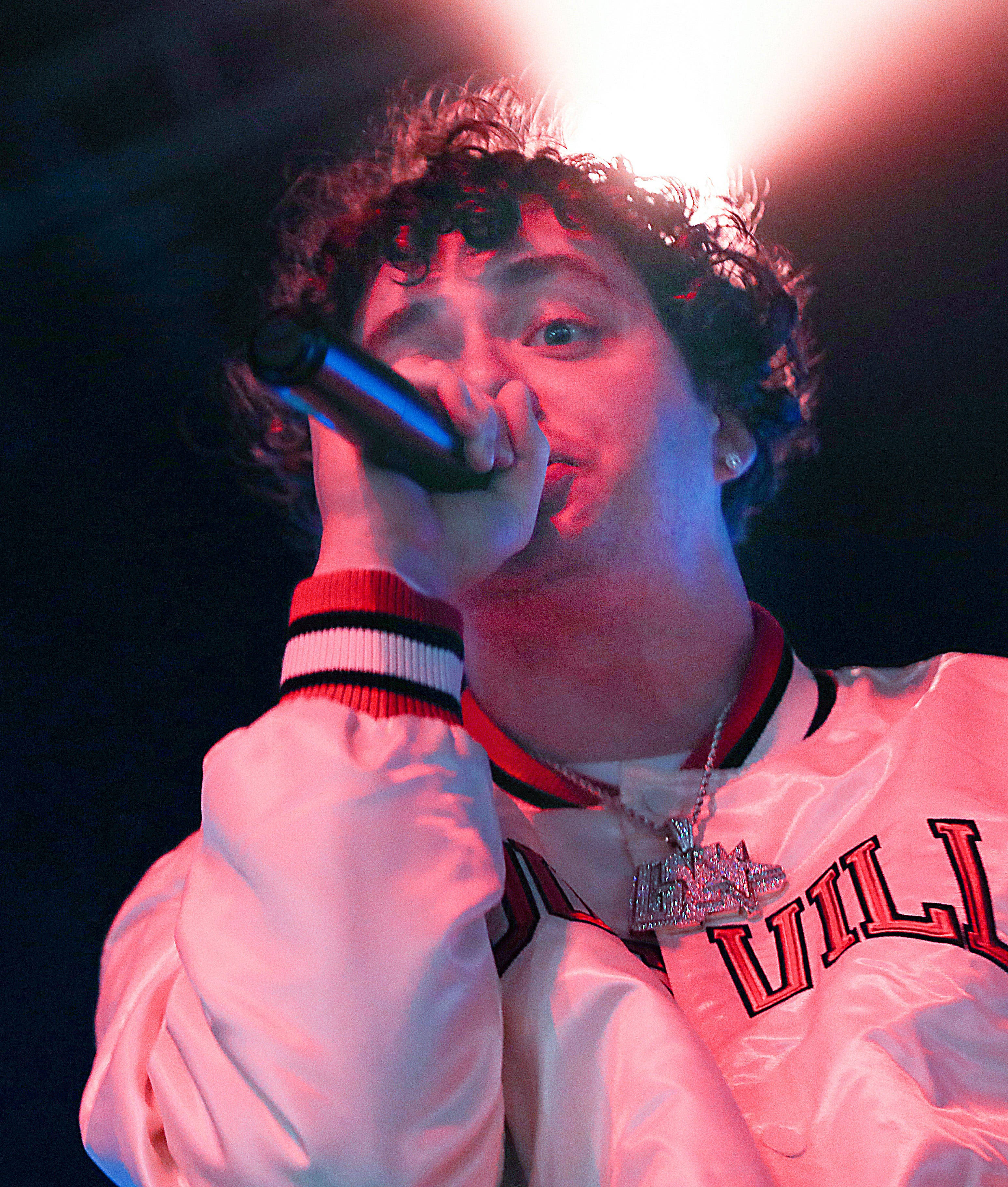Jack Harlow wat Mikrofoon Vashou Muurpapier