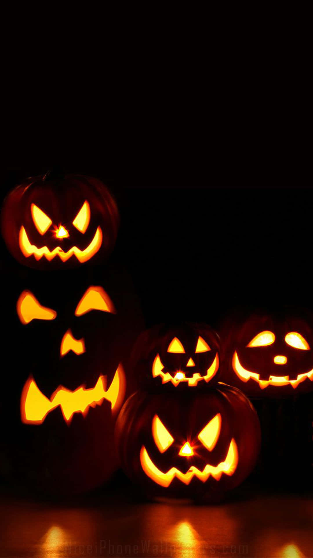 Jack O Lanterns in die Donkerte vir iPhone Halloween Agtergrond Muurpapier