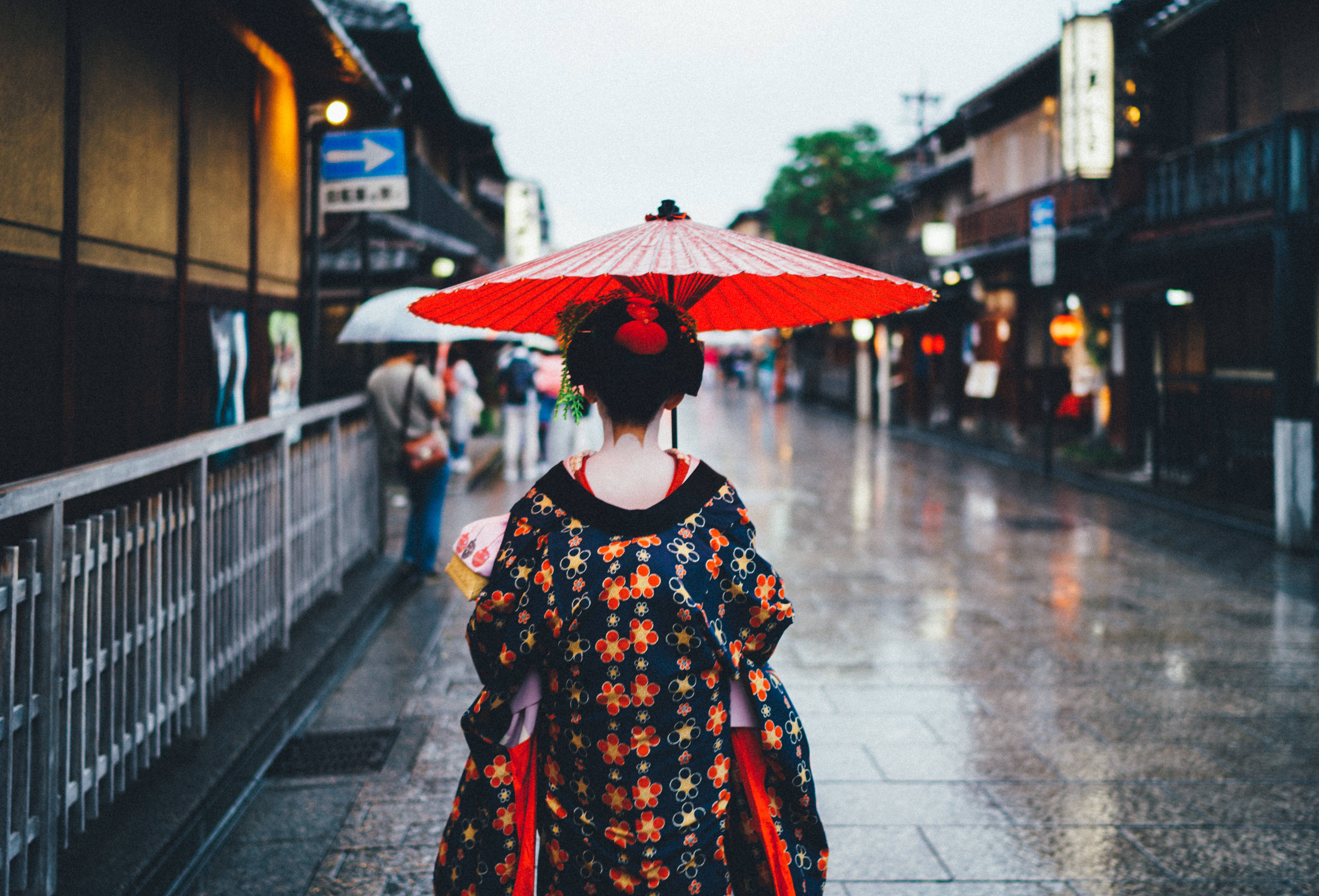 Japannese HD Geisha in die Reën Muurpapier