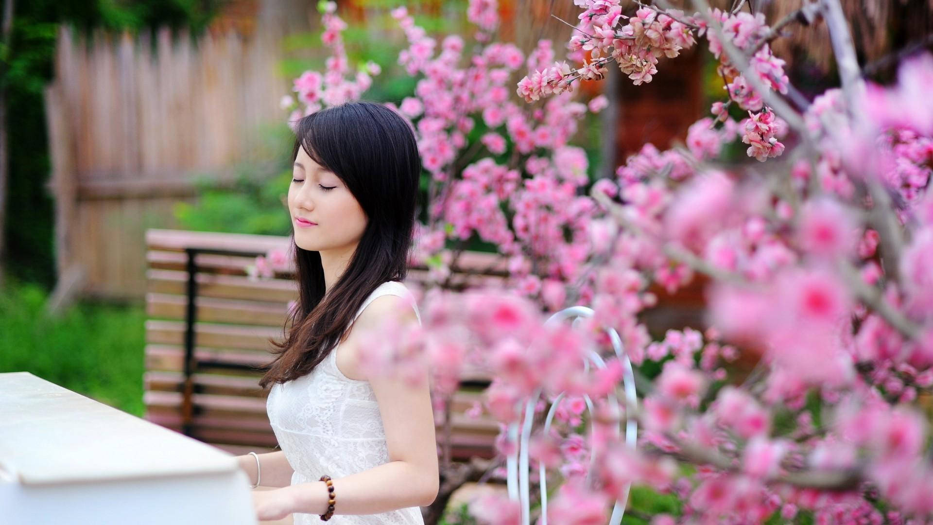 Japannese Meisie Speel Klavier in Pienk Tuin Blomme Muurpapier