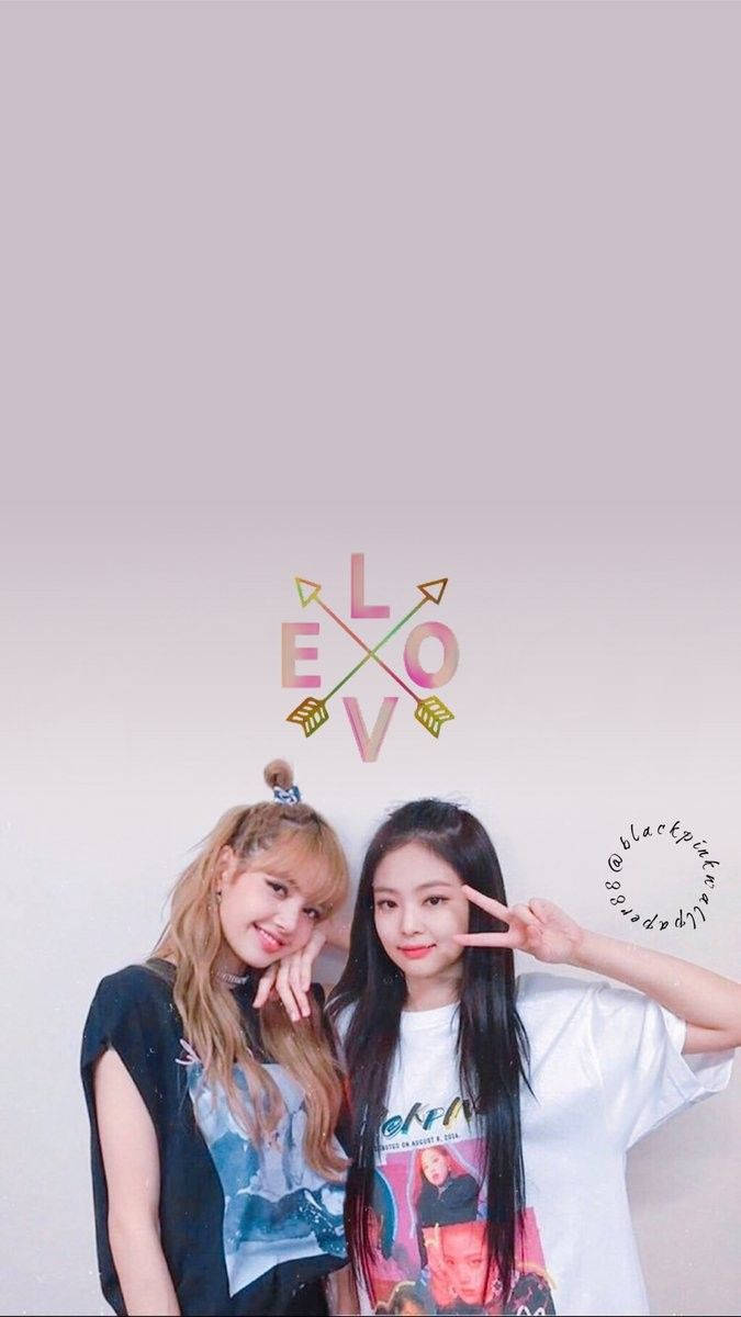 Jennie en Lisa van K-Pop-groep Blackpink wat fantasties lyk in bypassende uitrustings Muurpapier