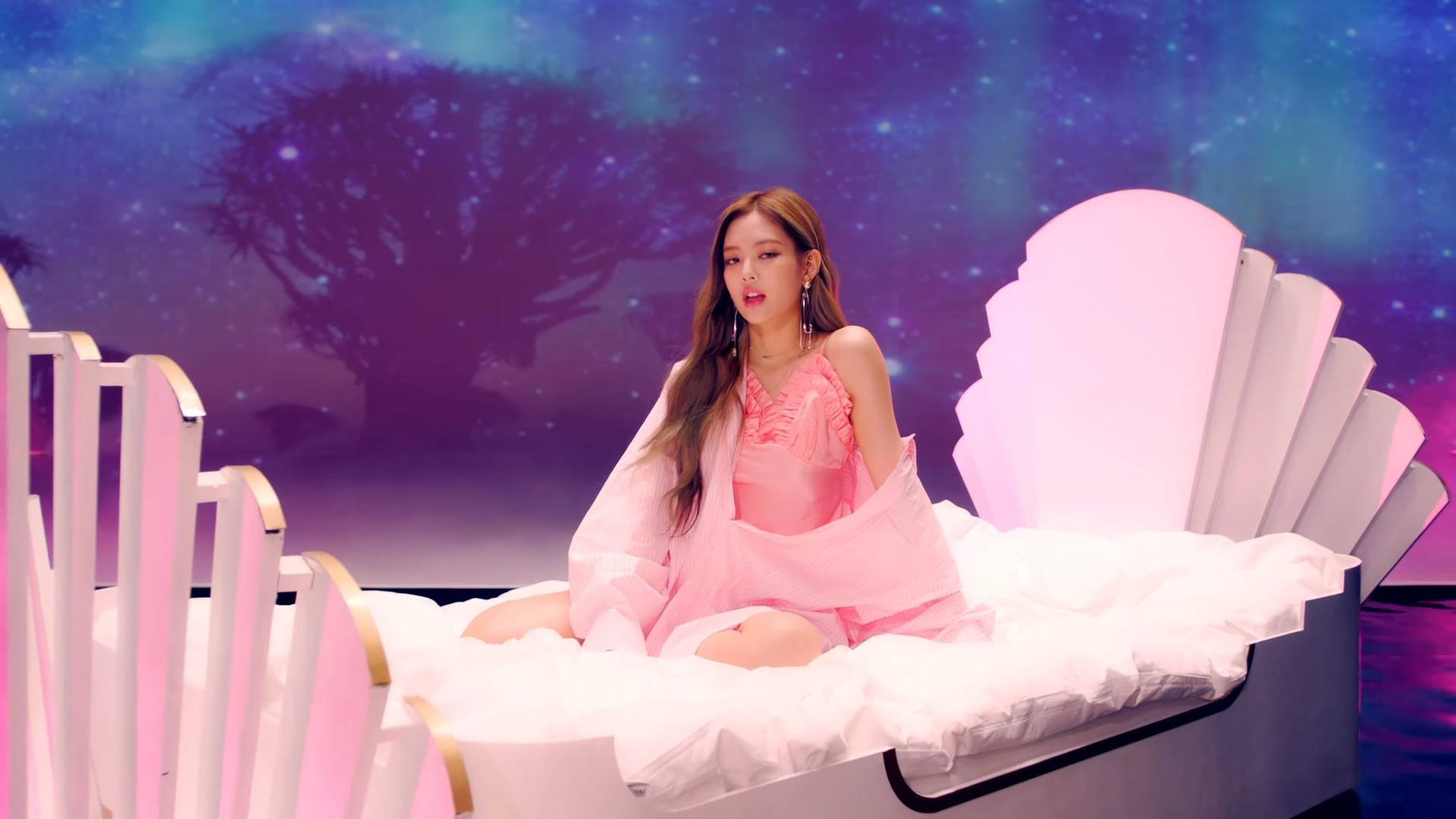 Blackpink-agtergrond Jennie op bed met skulpkopstuk vir As If It's Your Last MV