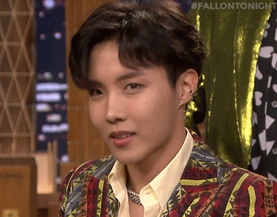 JHope van BTS straal bekoring uit in gemaklike drag Muurpapier