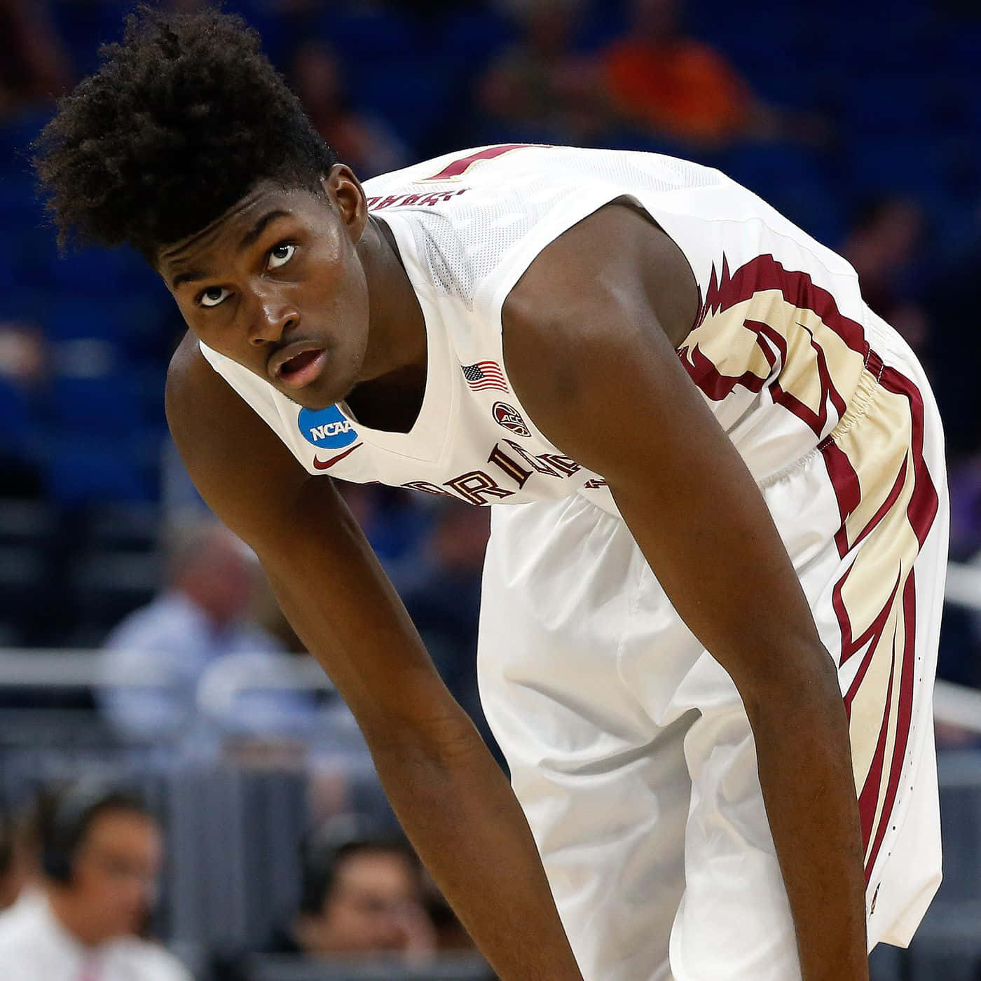 Jonathan Isaac Buig Onder Muurpapier