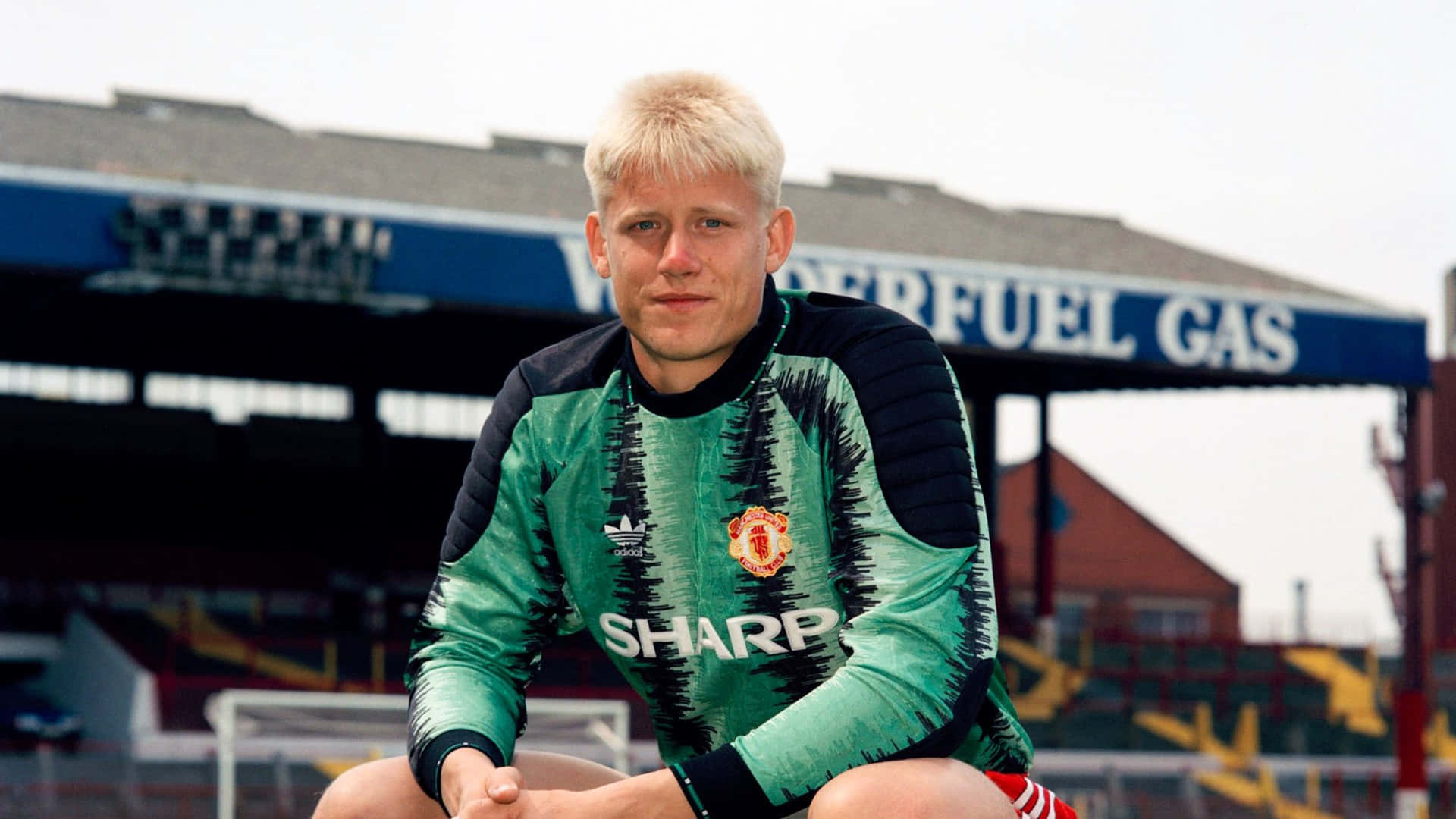 Jongfoto van Peter Schmeichel Muurpapier