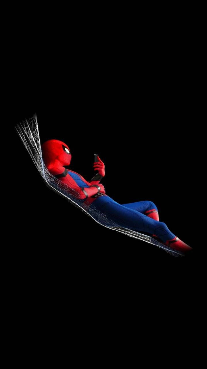 Spiderman wat op sy spinnerak rus in 'n swart agtergrond.