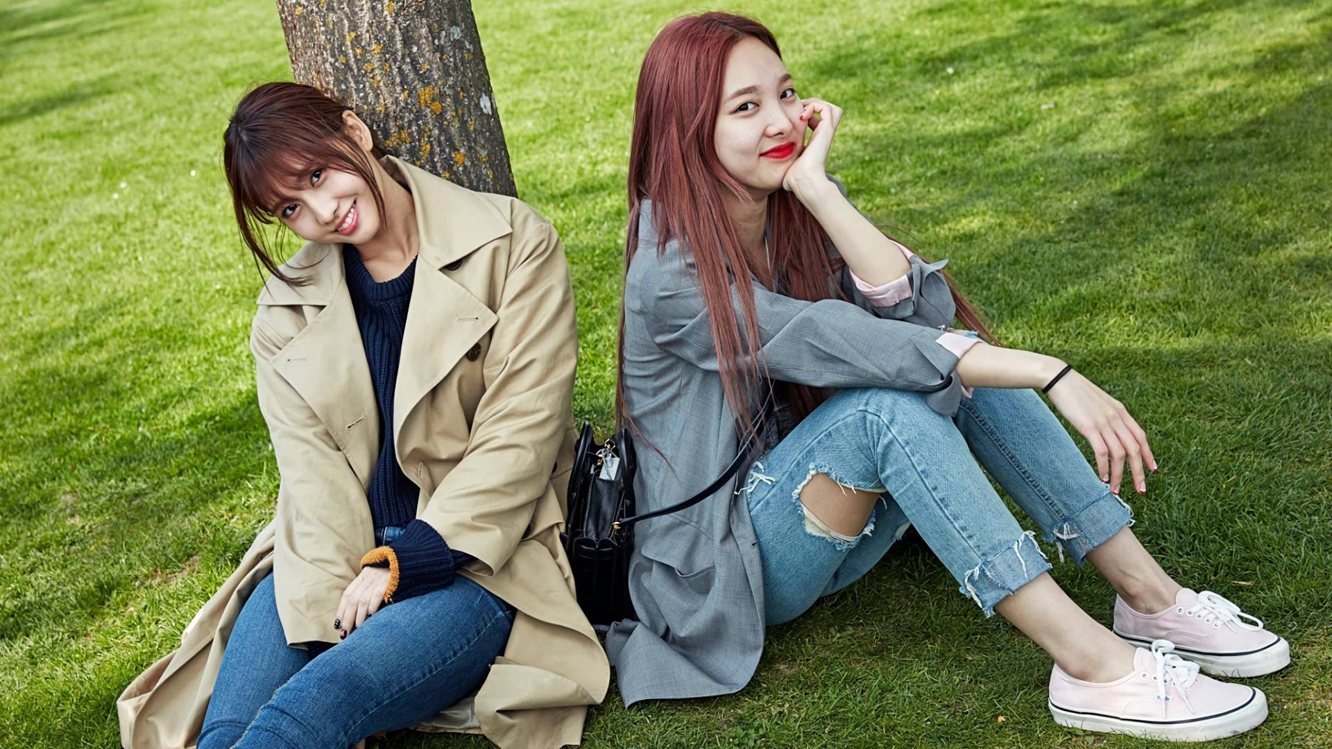 K-Pop Idols Momo en Nayeon Muurpapier
