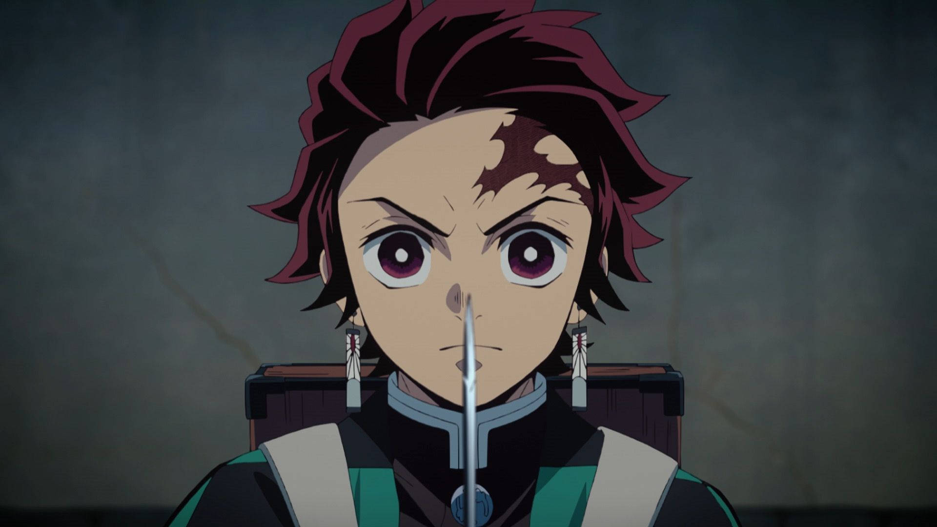 Demon Slayer-agtergrond van Kamado Tanjiro se kopskoot terwyl hy sy swaard vashou. — Demon Slayer Muurpapier