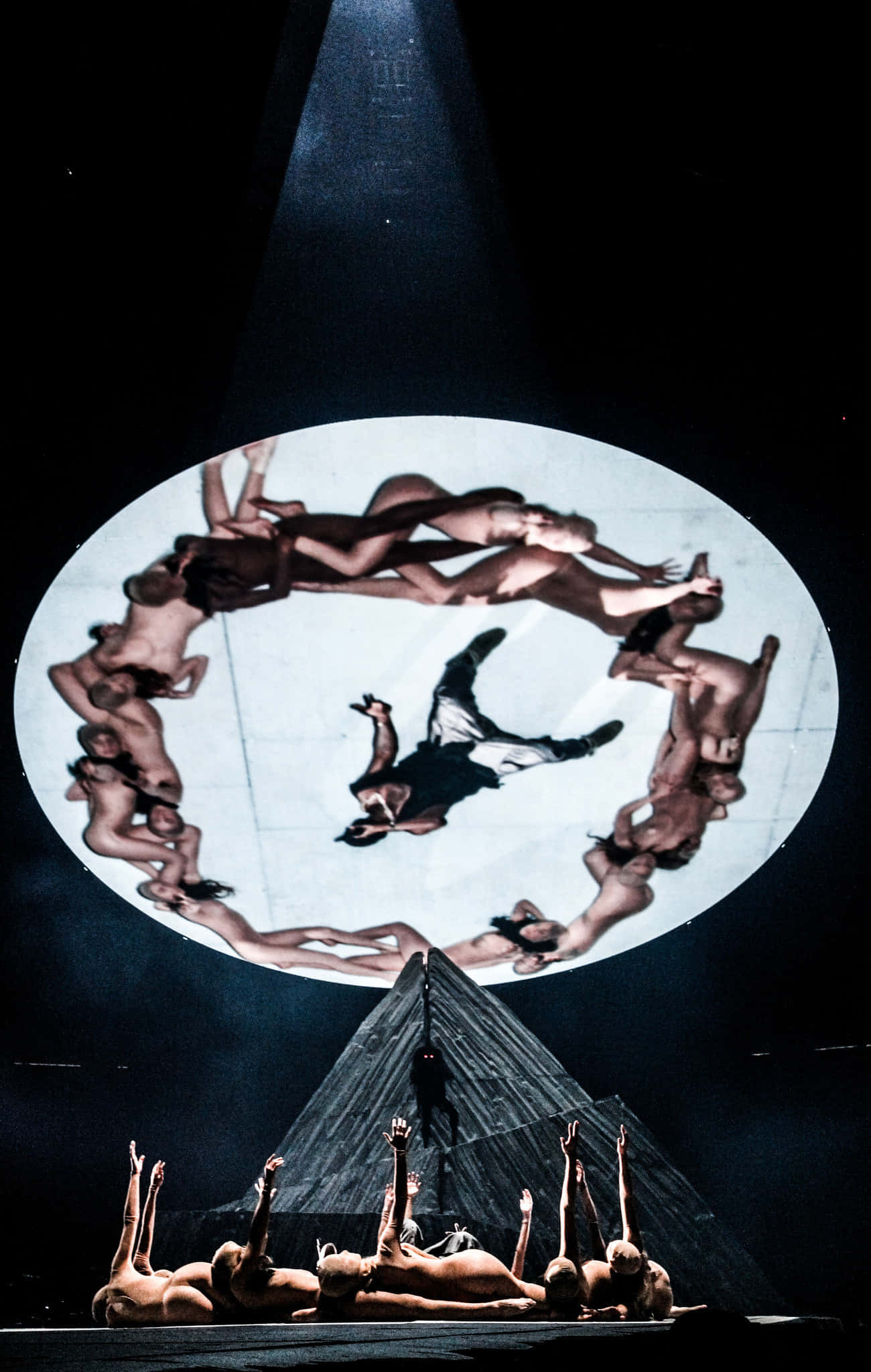 Kanye West wys unieke styl tydens die Yeezus-toer Muurpapier