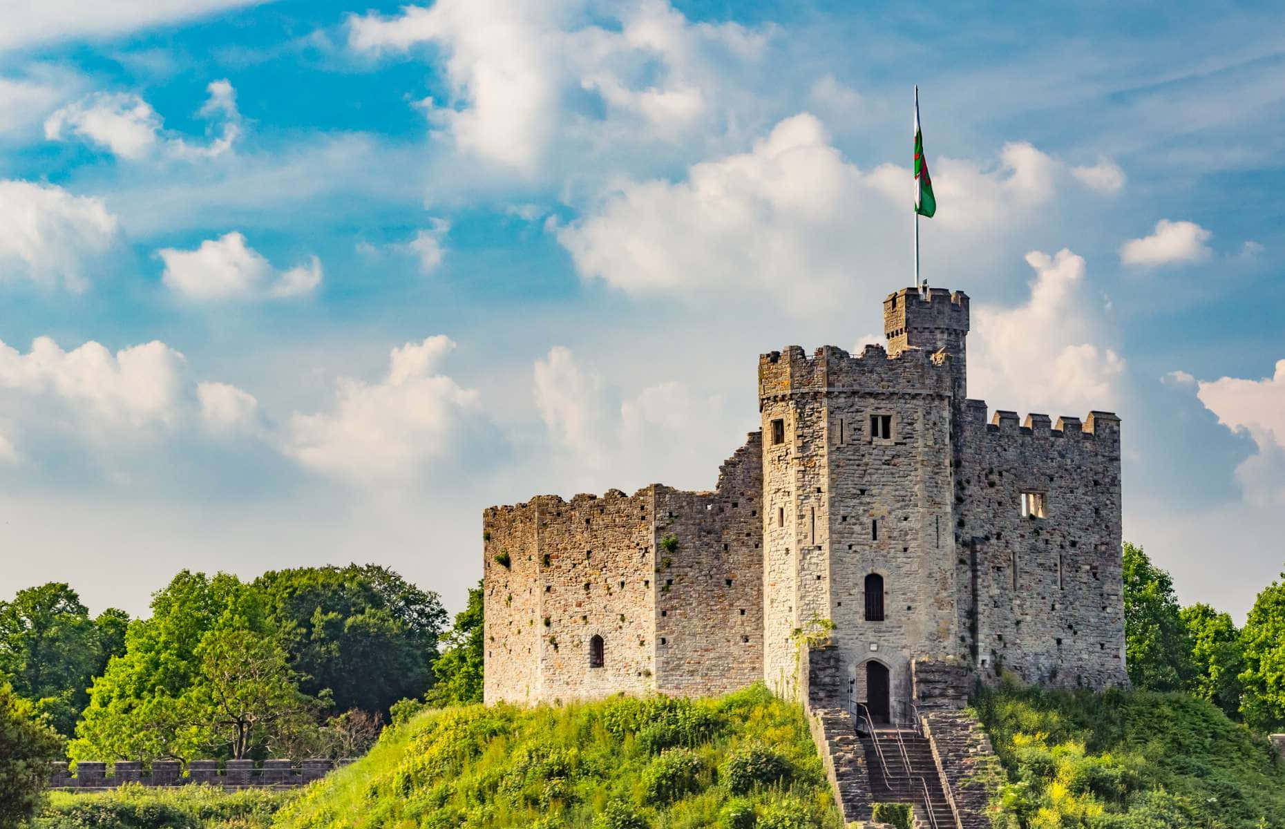 Kasteel Cardiff Omring deur Bome Muurpapier