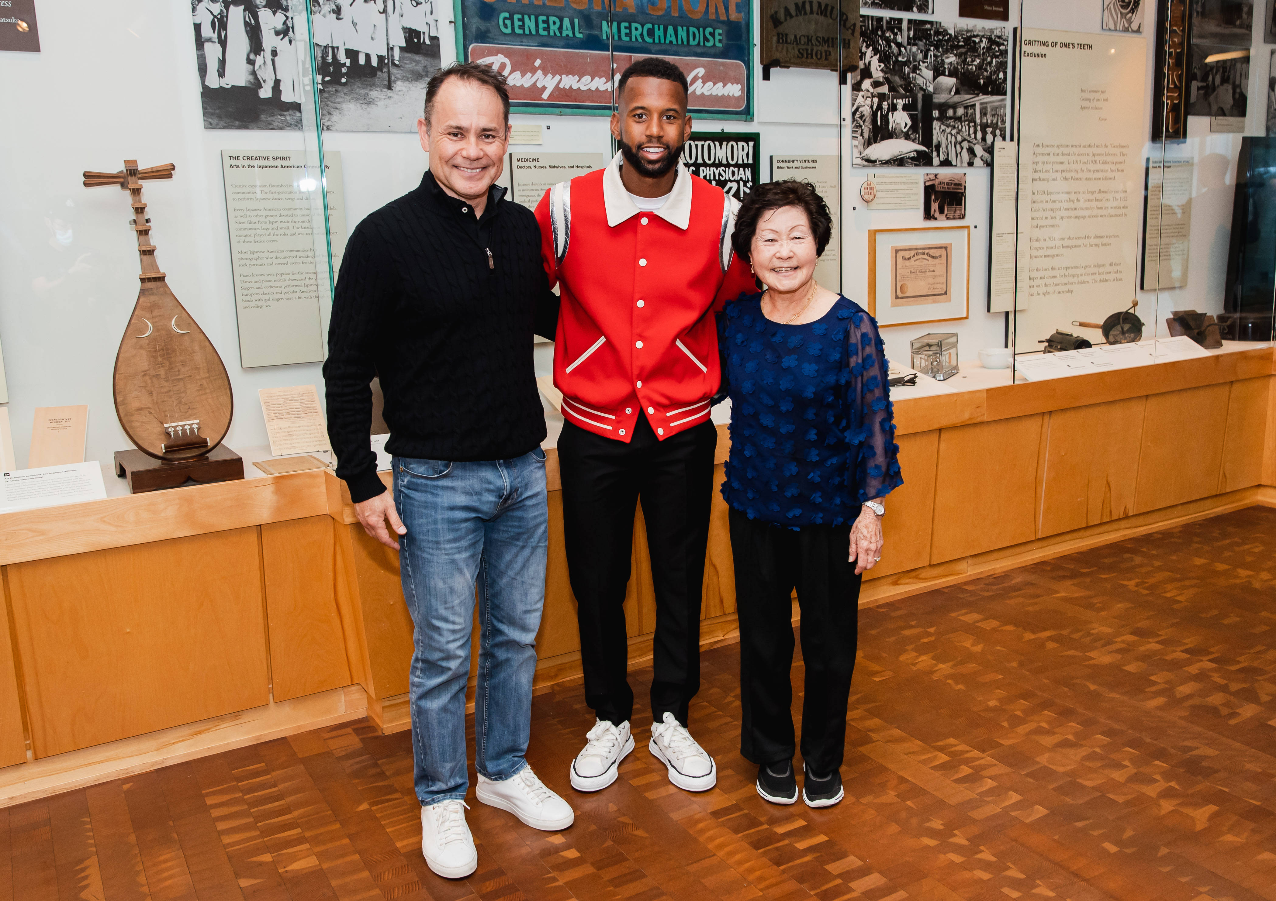 Kellyn Acosta Gesinsfoto Klein Tokio Muurpapier