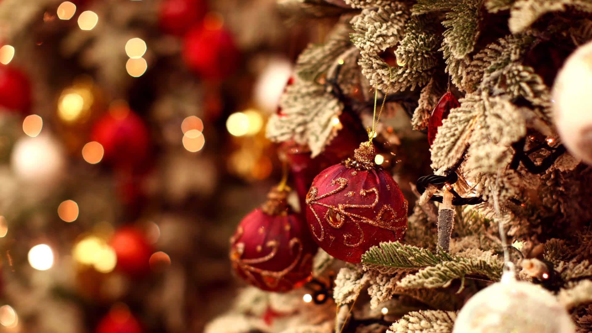 Kersboomversierings met liggies en ornamente Muurpapier