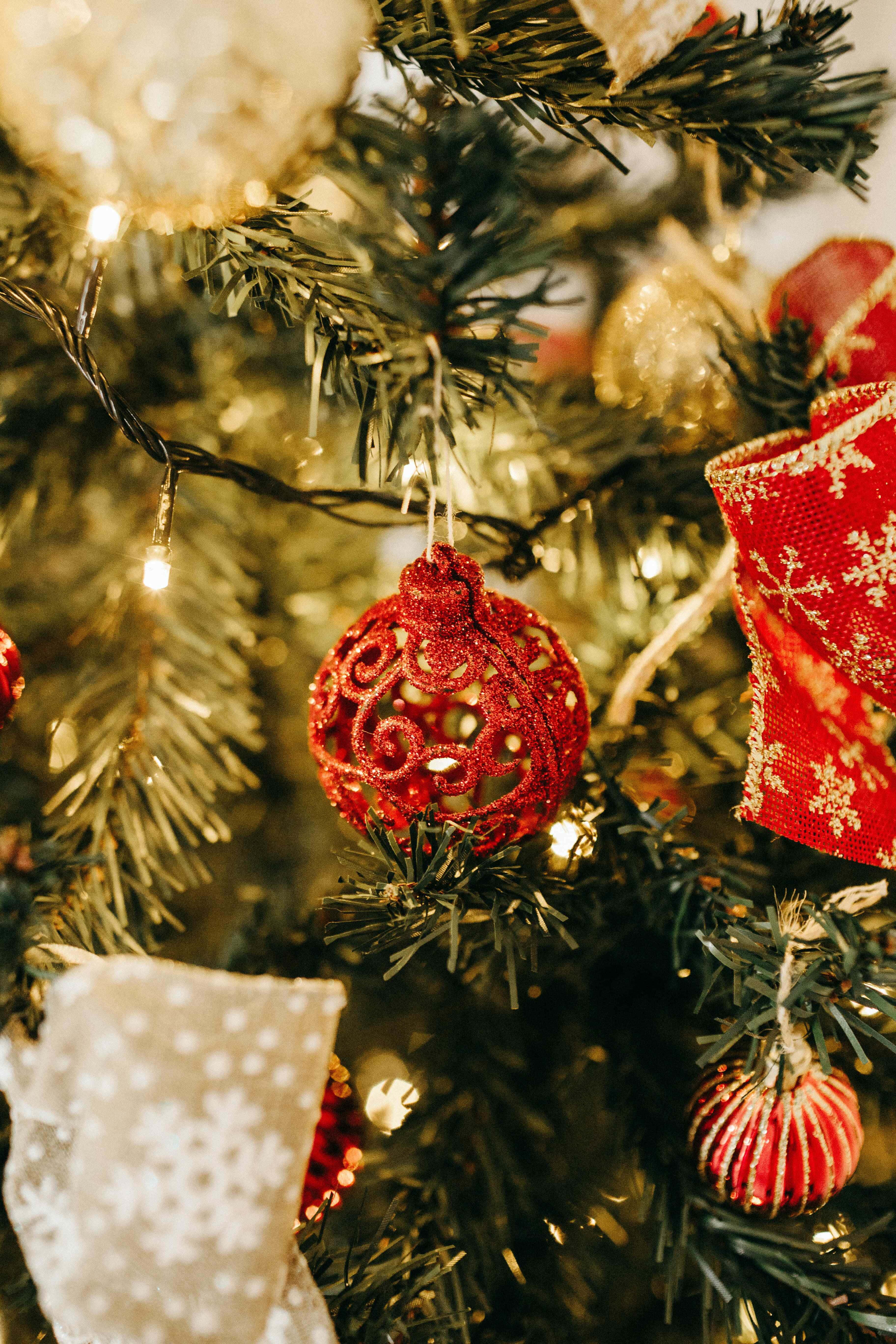 Kersfees Fotografie Agtergrond met Boom en Rooi Ornament Muurpapier