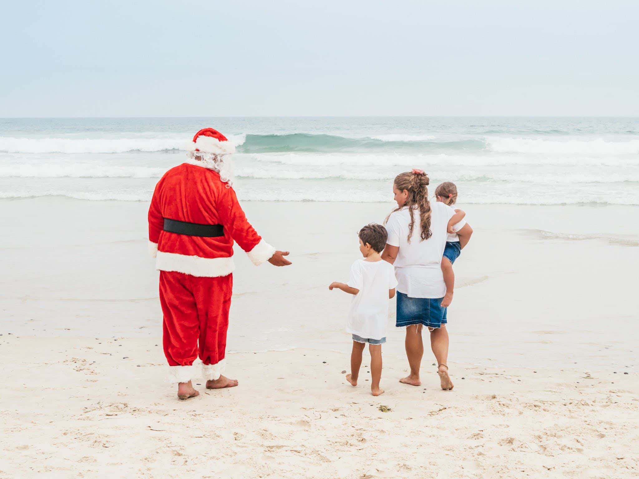 Kersfees Kersvader Op Die Strand Prente Muurpapier
