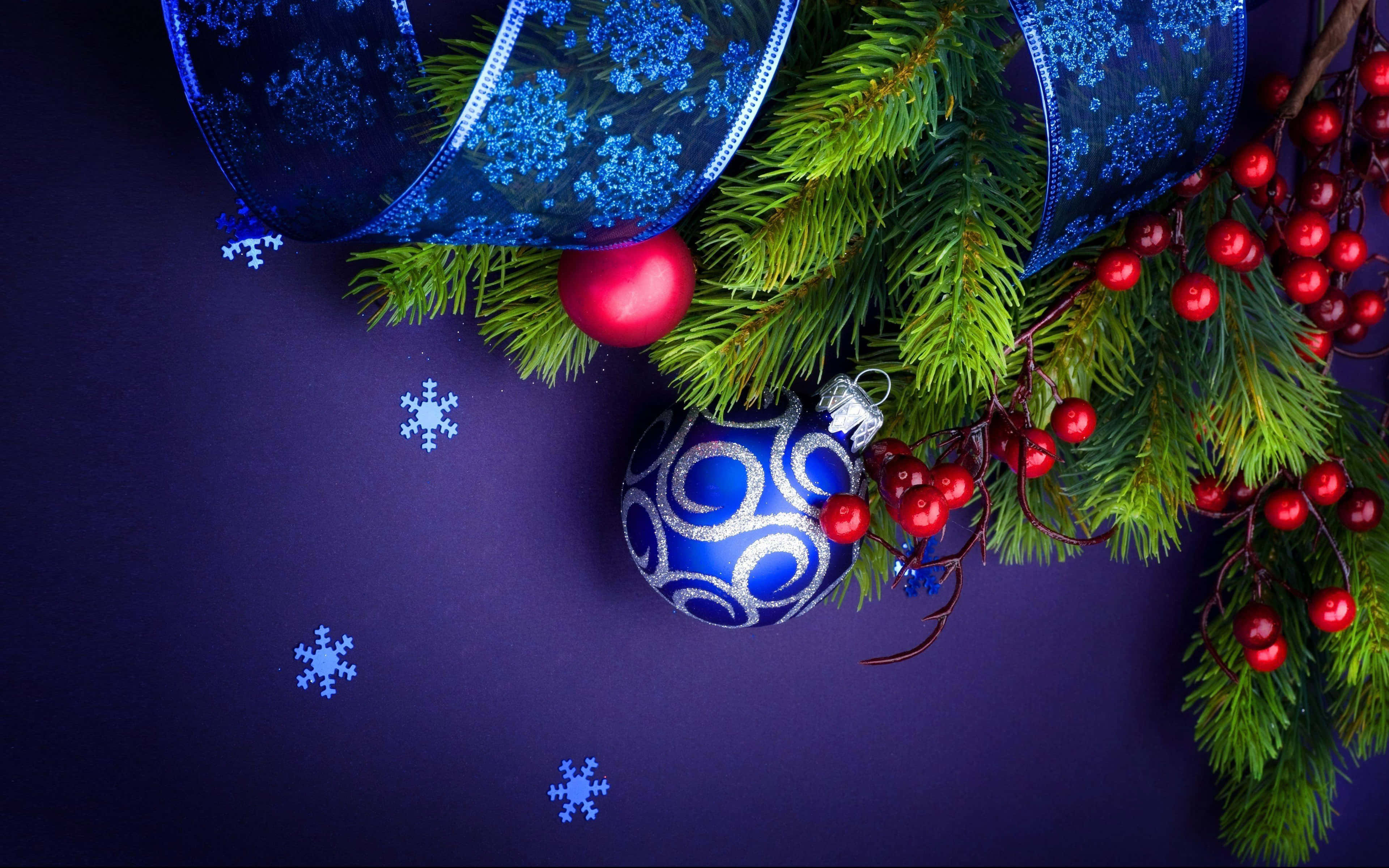 Kersfeesaand Blou Ornamente Muurpapier