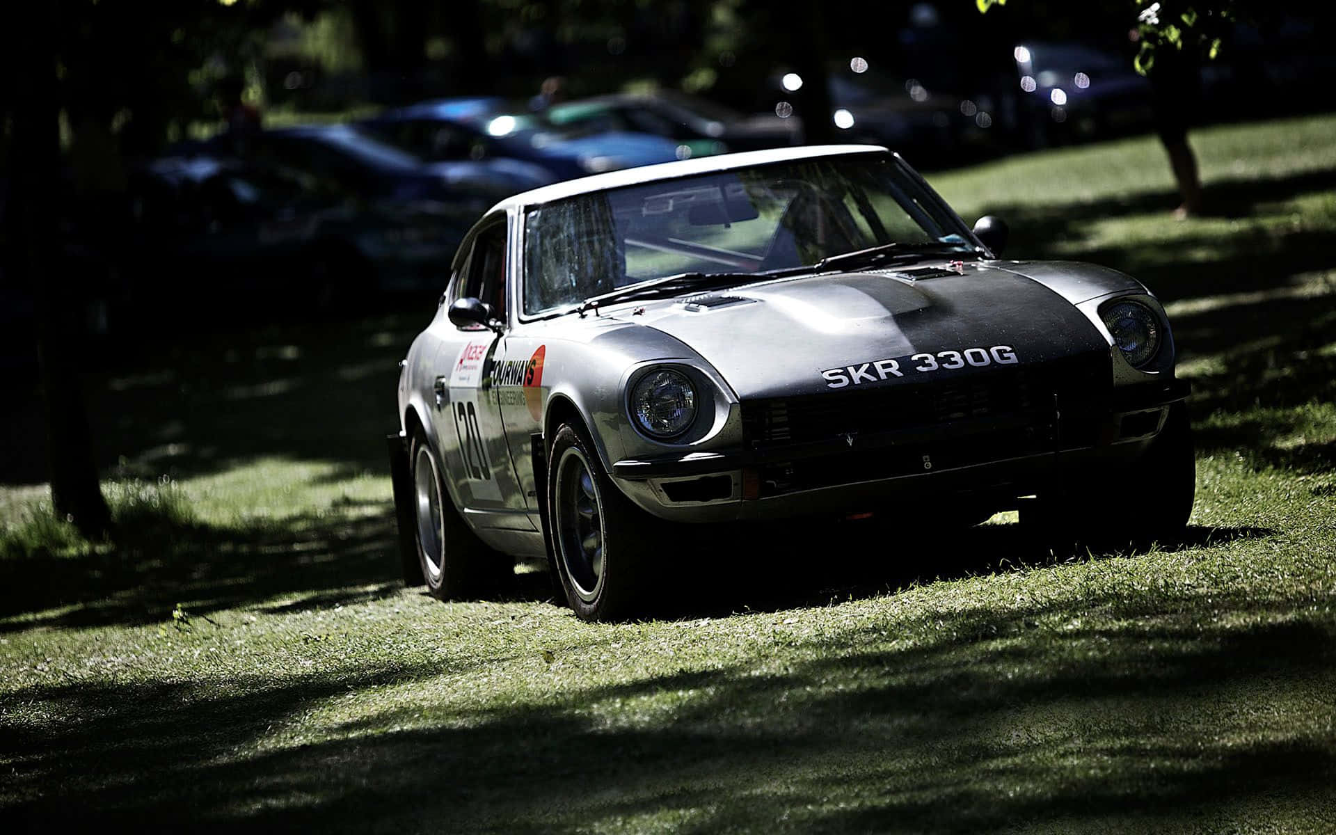 Klassieke Datsun wat op Oop Pad Jaag Muurpapier