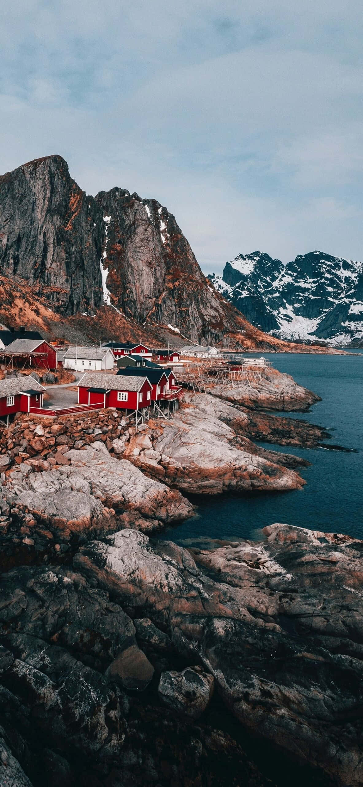 Kleurryke Skandinawiese landskap oor die Hardangerfjord in Noorweë Muurpapier