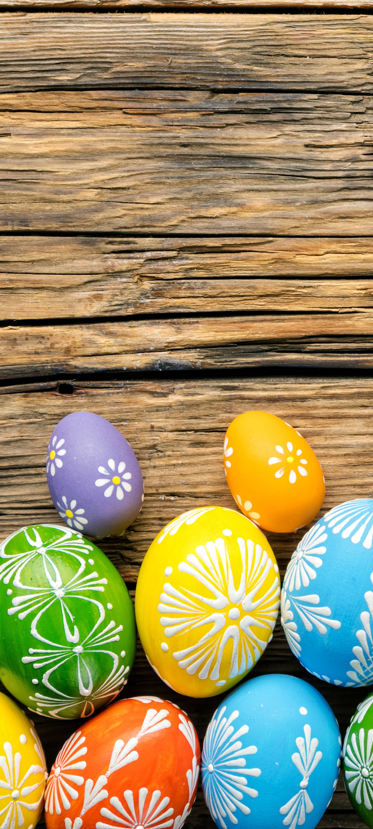 kleurvolle paaseiers op 'n houtagtergrond Muurpapier