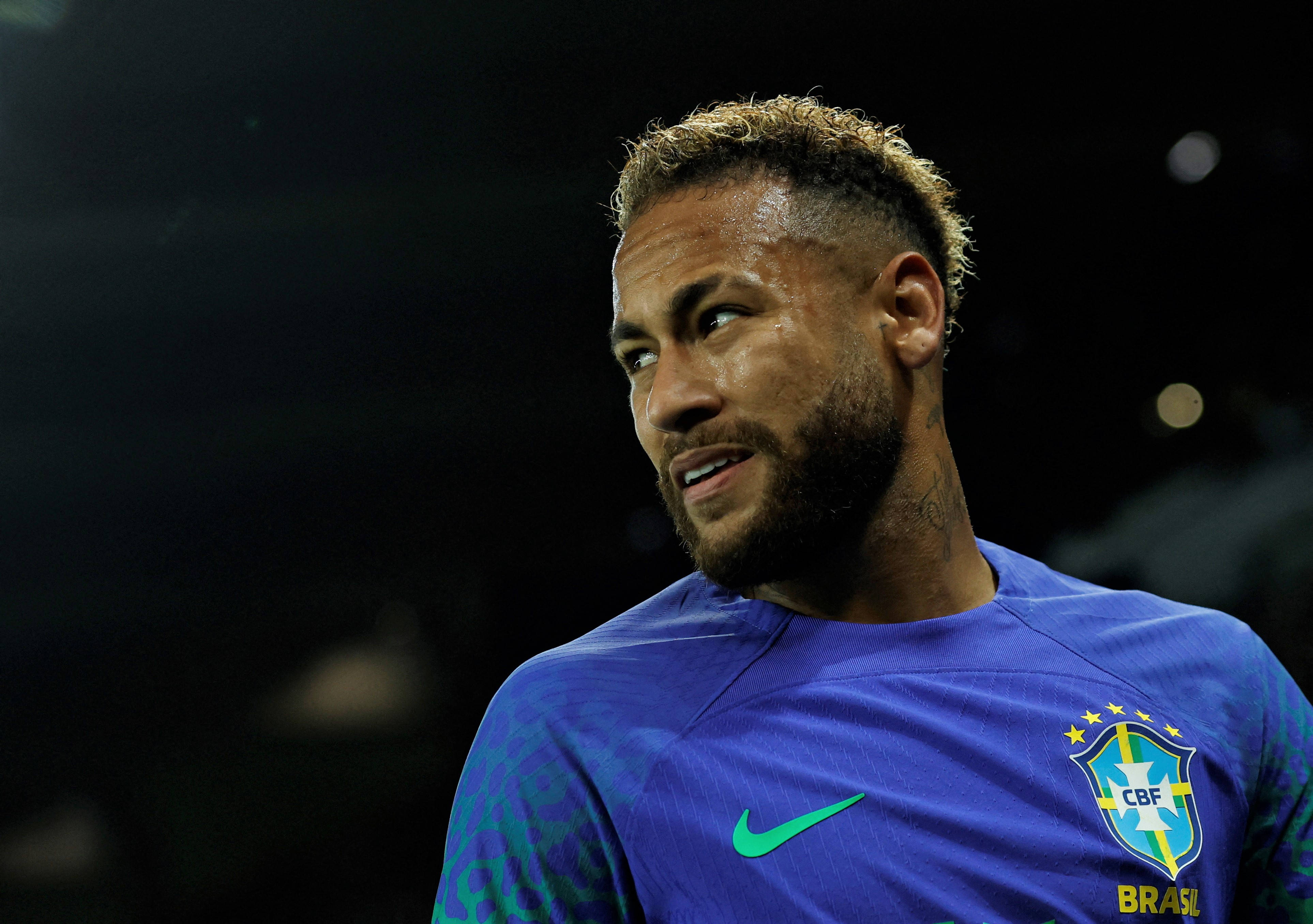 Koel Neymar Jr wat sywaarts kyk Muurpapier