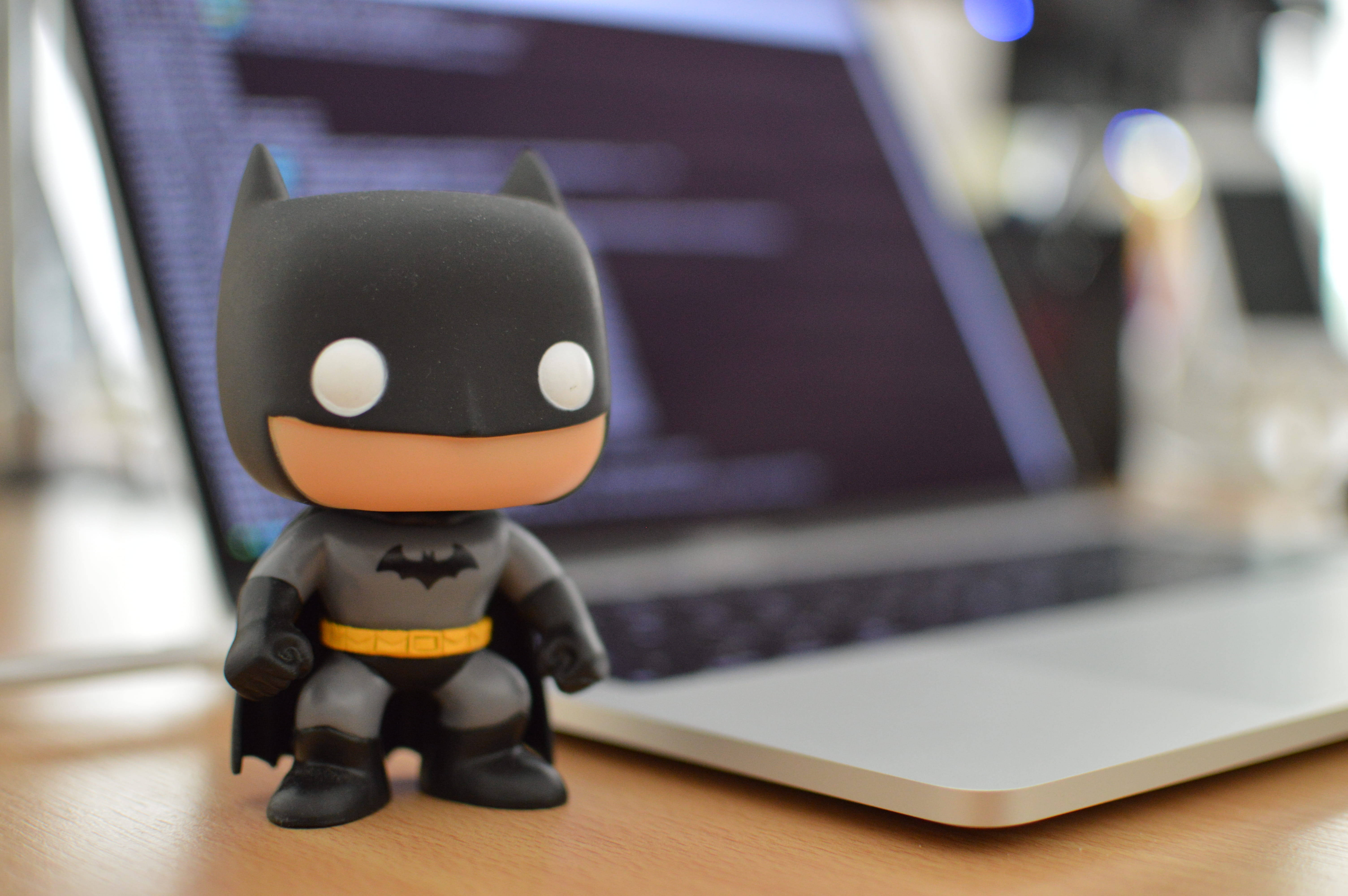Koelste Batman-miniatuurlessenaar Muurpapier