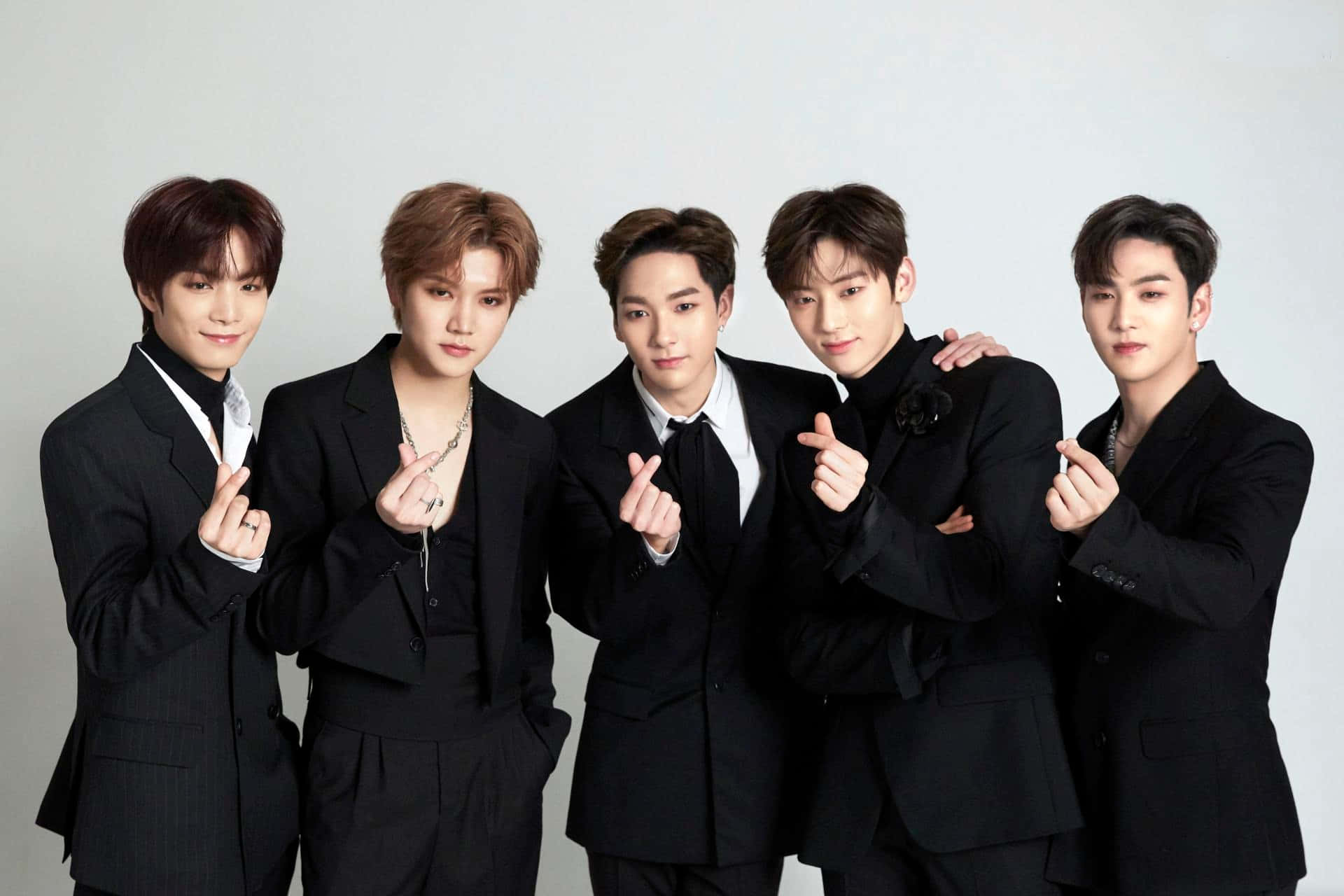 Kpop-seunsgroep Nuest in Pak Muurpapier