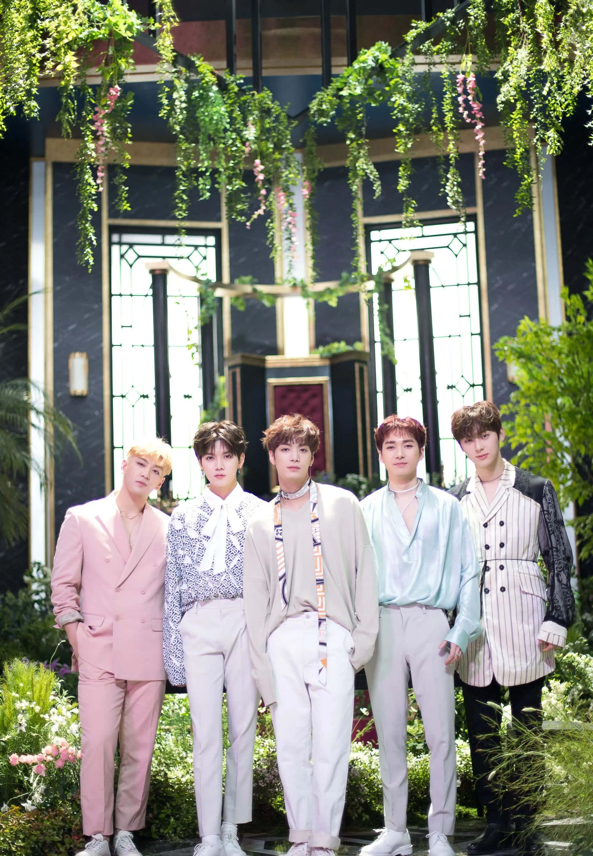 Kpop-seunsklas Nuest in 'n Tuinfotosessie Muurpapier