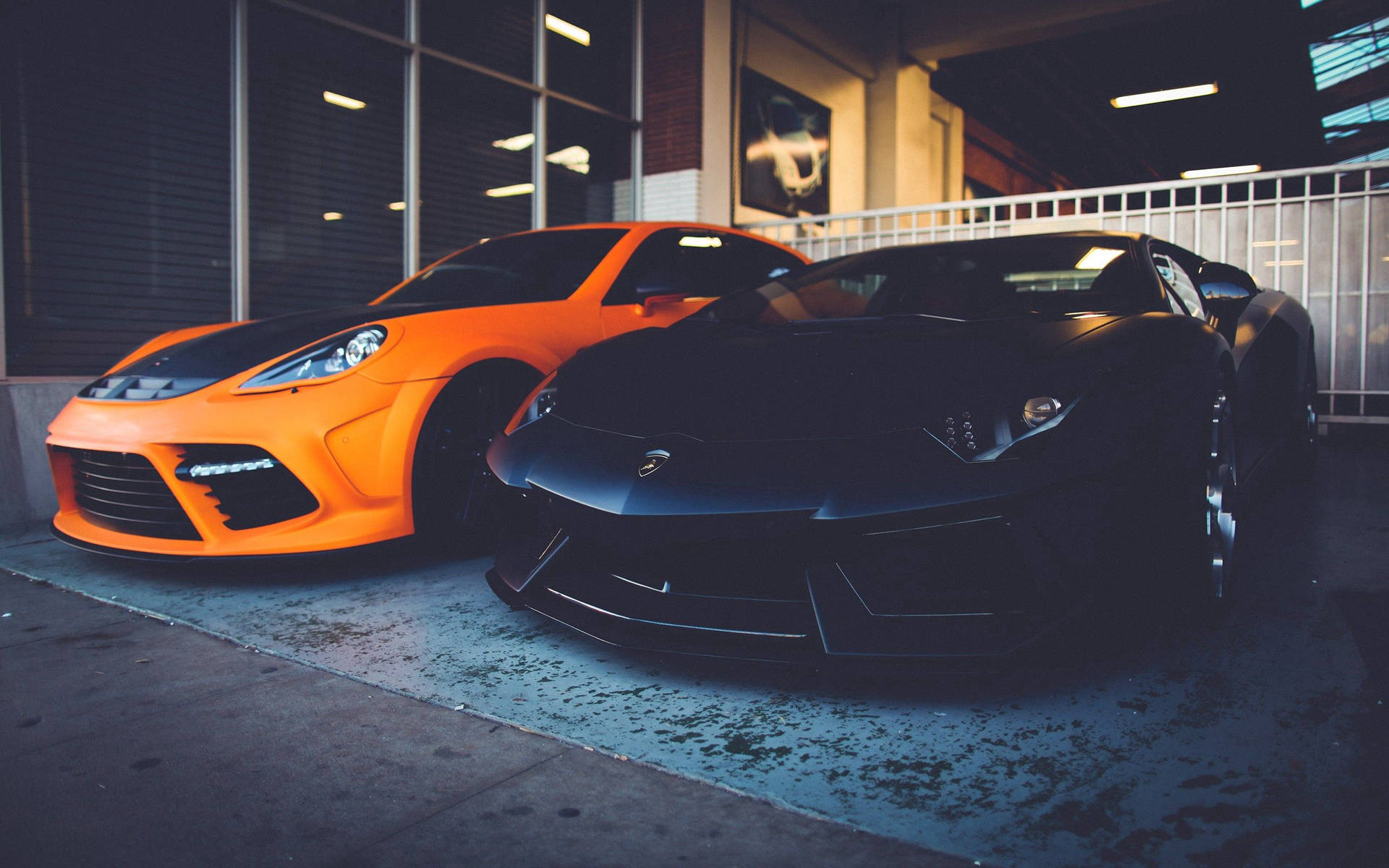 Twee Lamborghinis, oranje en swart agtergrond.