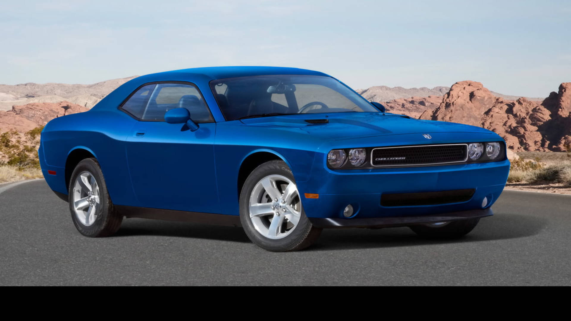 Kragtige Blou Dodge Challenger in 'n Dinamiese Houding Muurpapier