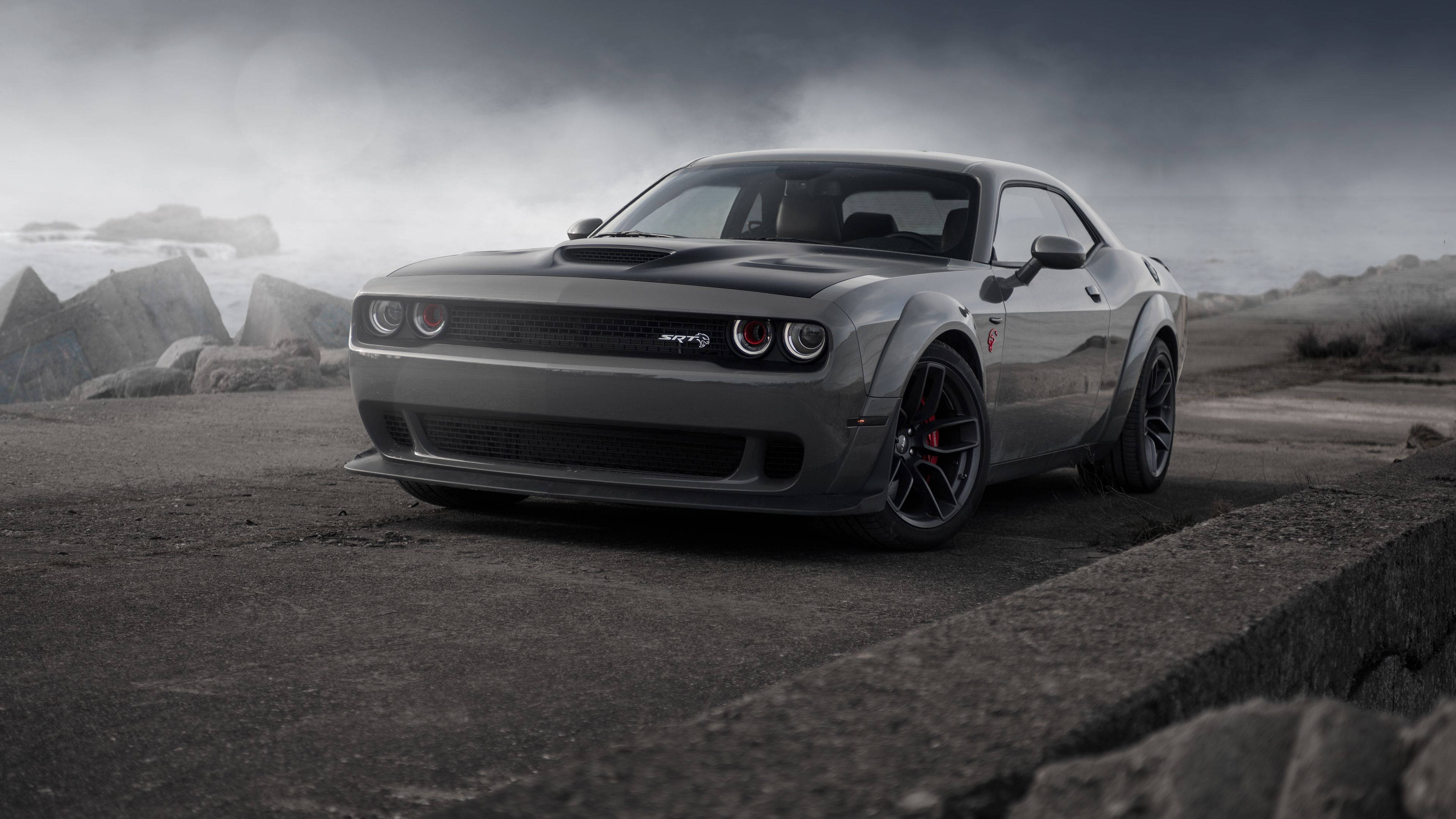 Kragtige Elegansie: Grys Dodge Challenger Demon 4K op Sementpad Muurpapier