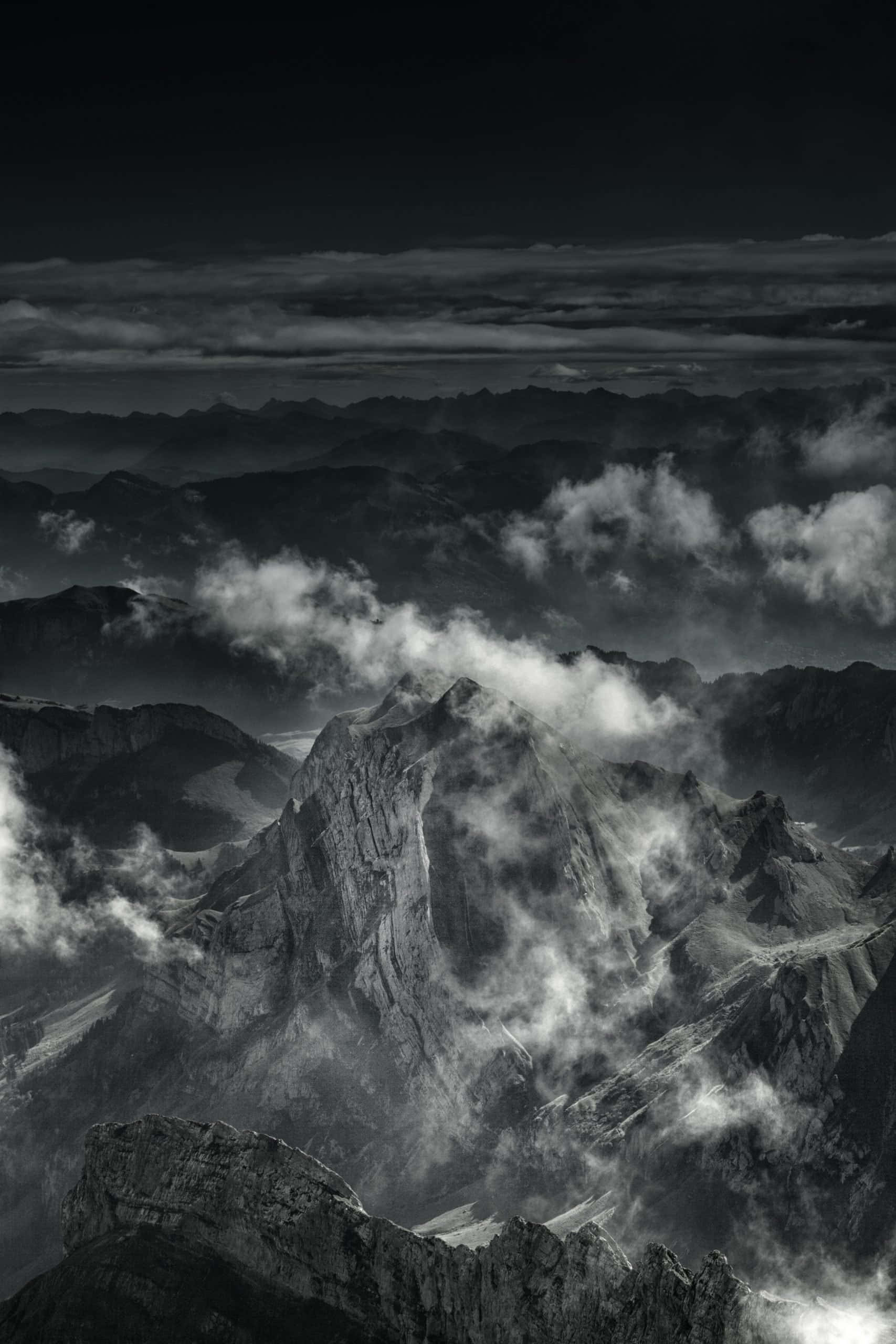 Kragtige Swart-en-Wit Storm op See Muurpapier