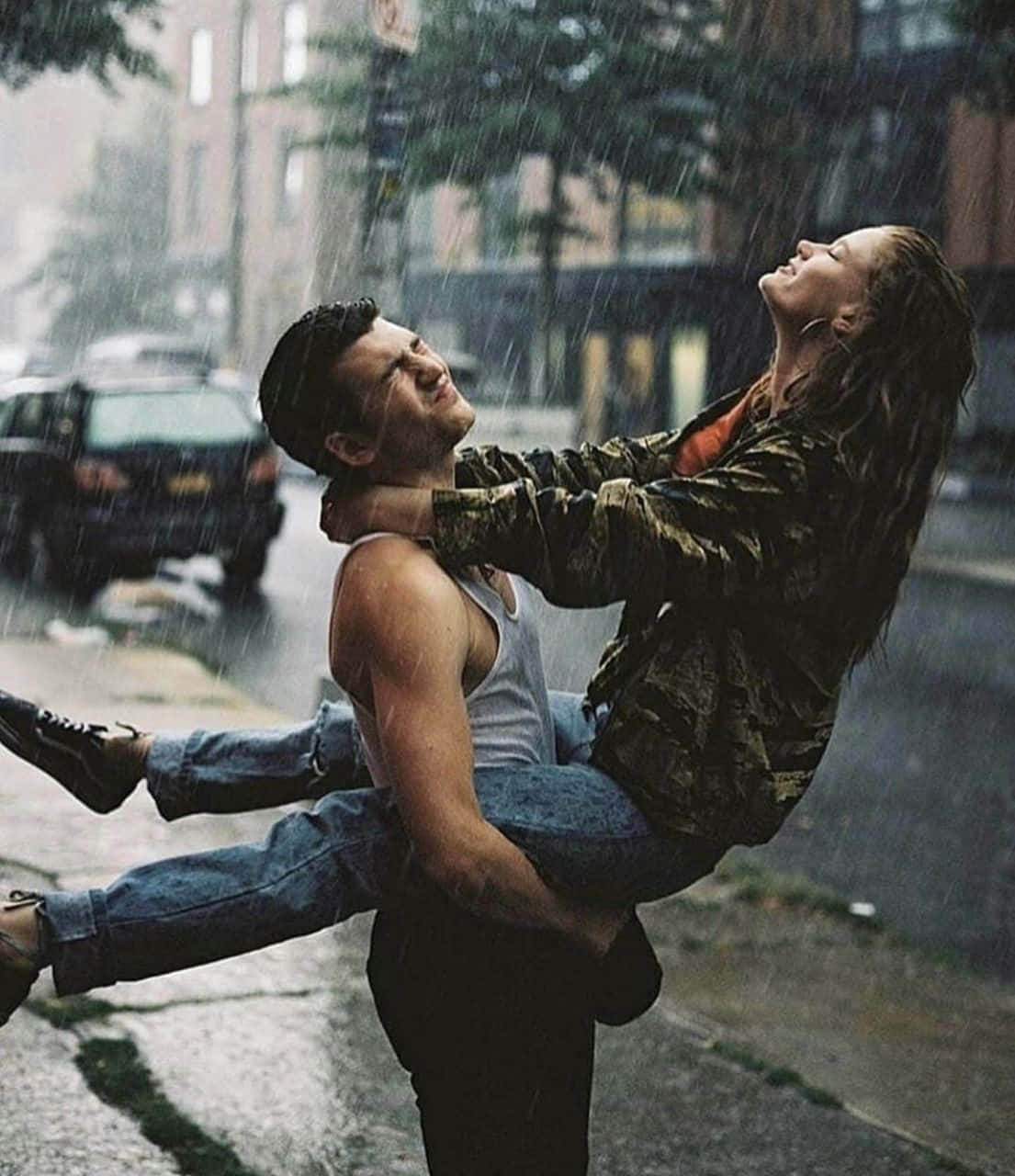 "Laat die reën al ons bekommernisse wegspoel en ons herinner aan ons liefde" Muurpapier