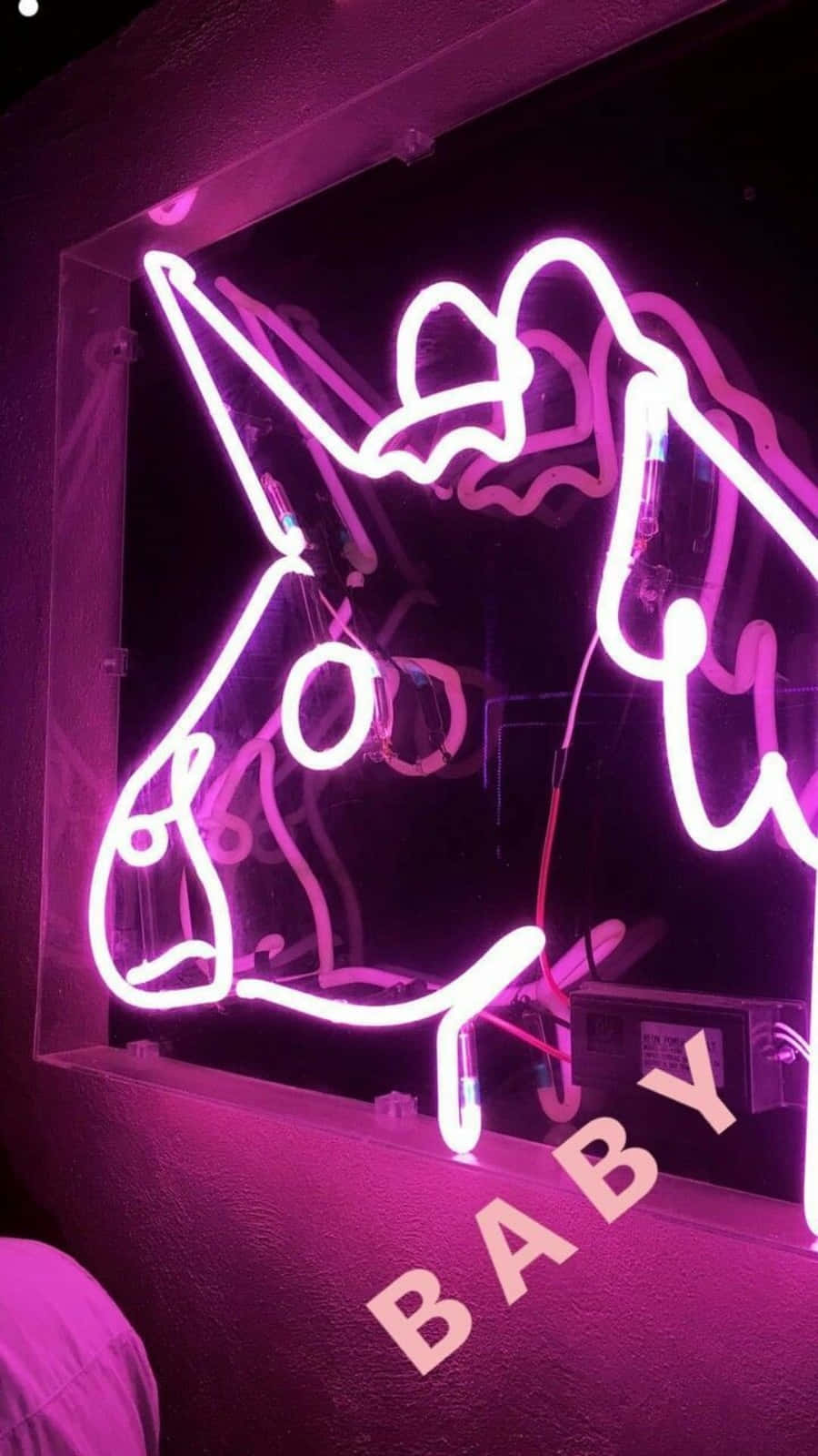 Laat jou innerlike self skyn en verlig jouself met neonpienk. Muurpapier