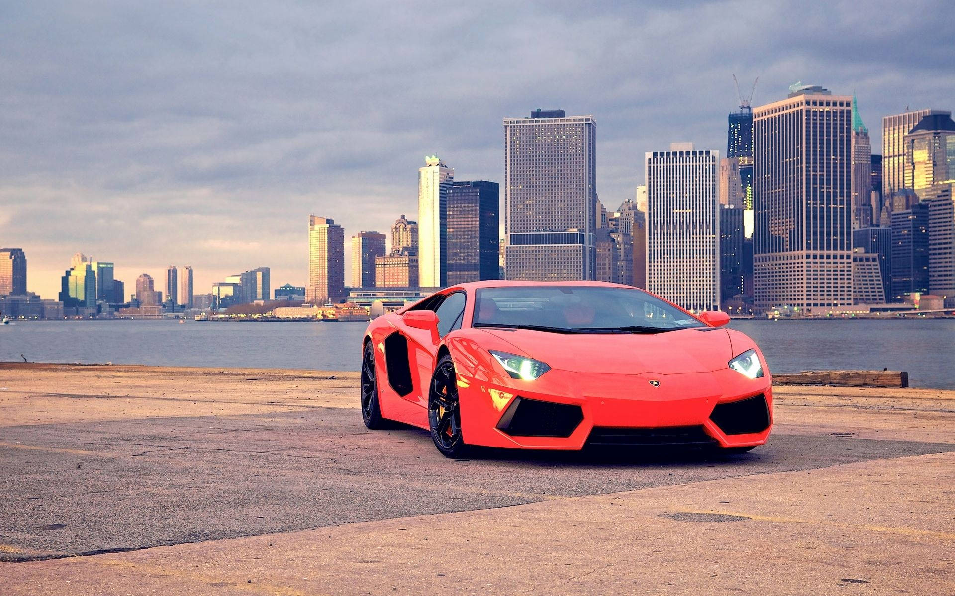 Motormuurpapier van 'n rooi Lamborghini Aventador in Brooklyn Bridge Park. — Motor GIF Muurpapier