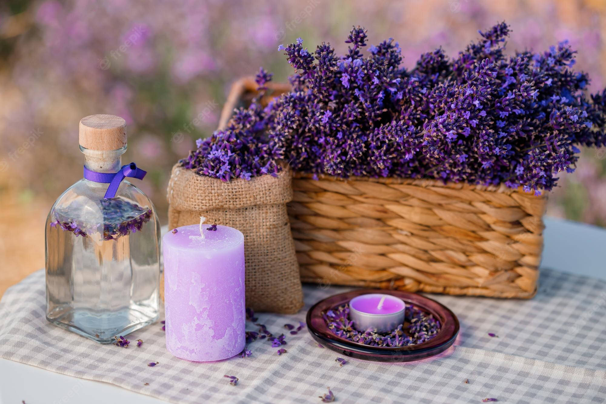 Laventel Estetiese Blomknoppies in 'n Mandjie Muurpapier