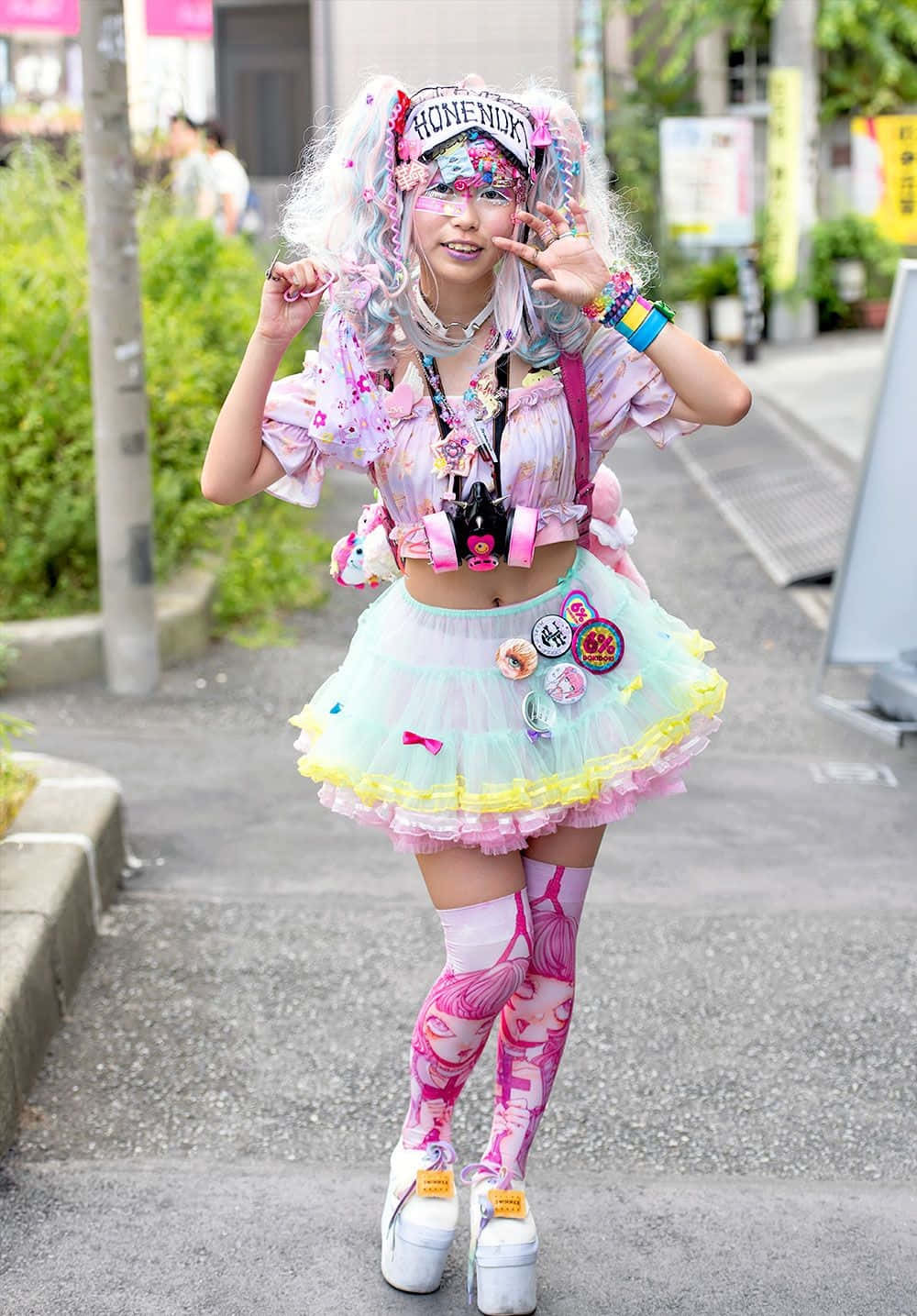 Lewendige Harajuku-mode-entoesiaste wat Individualiteit op die Strat van Tokio Uitdruk Muurpapier