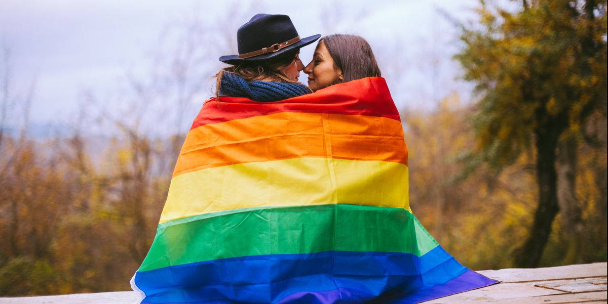 Liefde is Liefde Paartjie met Pride-vlag Muurpapier