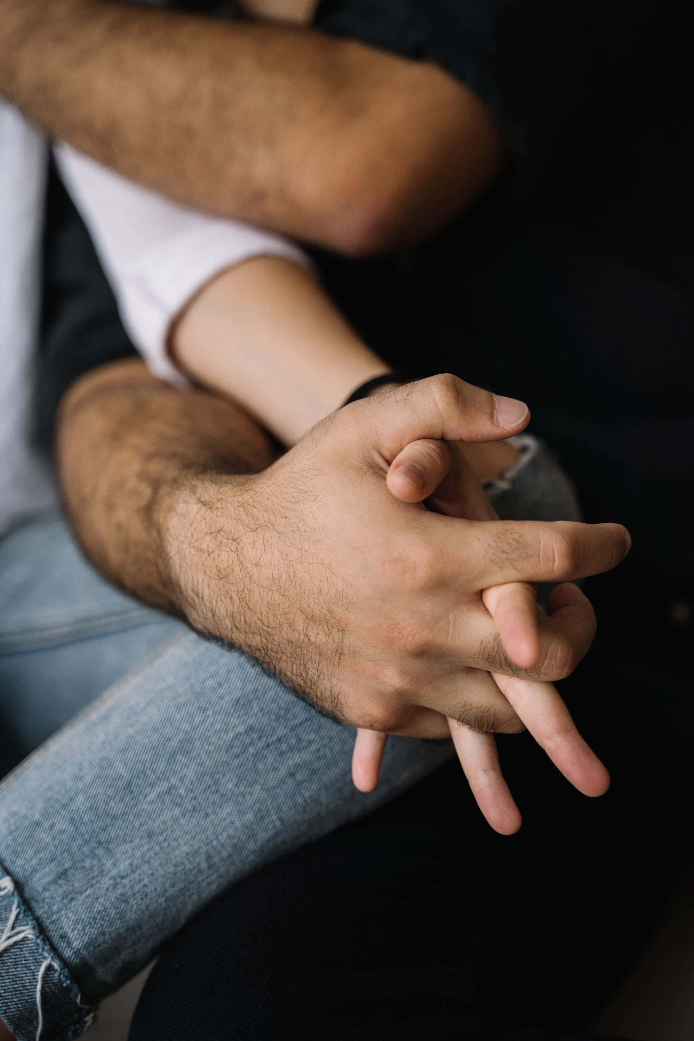 Liefde Uitdruk deur 'n Liefdevolle Omhelsing Muurpapier