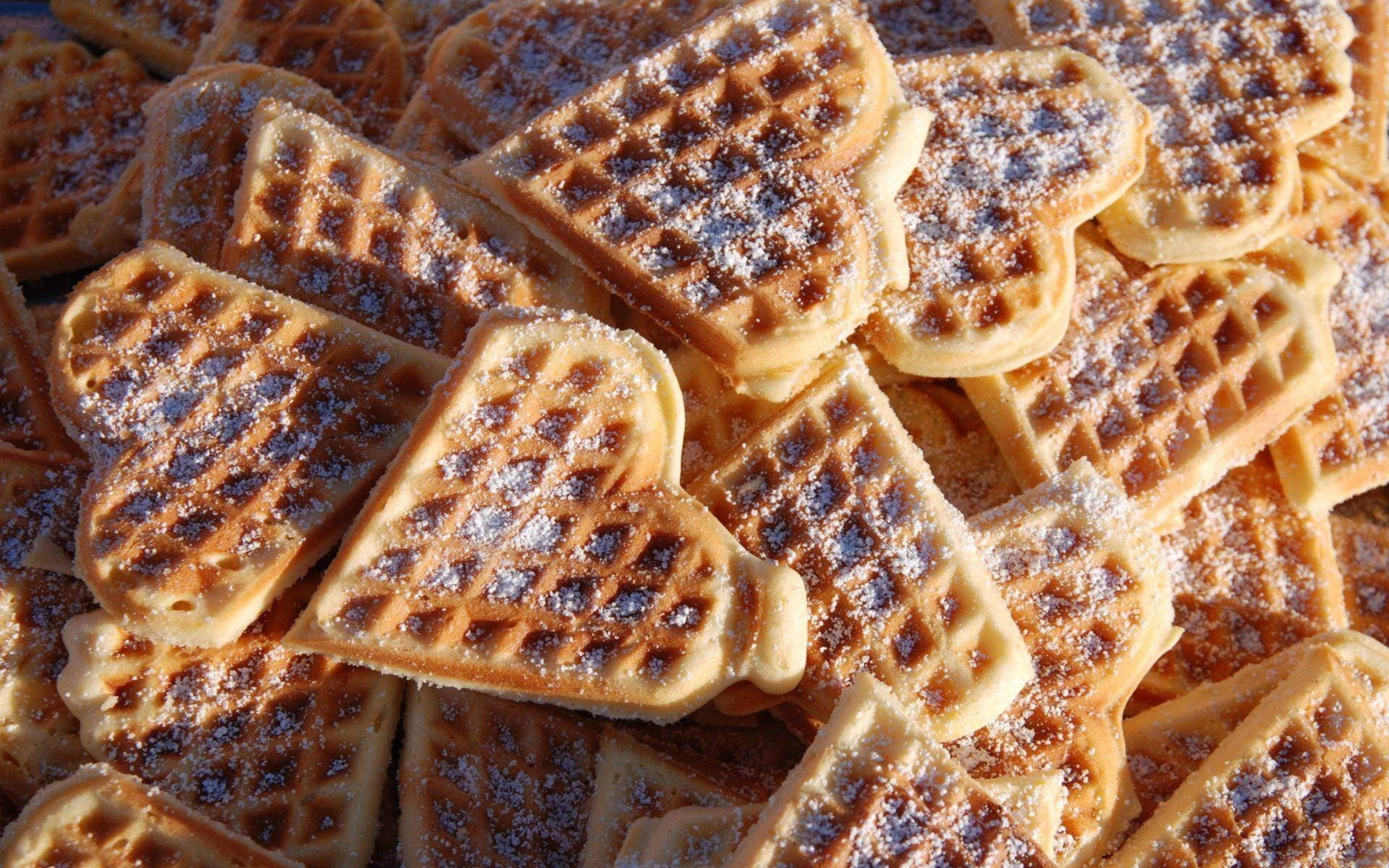 Liefde vir Wafels - Hartvormige Wafelgenot Muurpapier