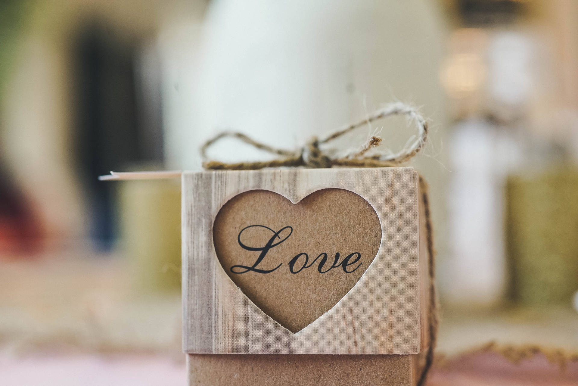 Boks met hartontwerp en woord "Liefde" geskryf met swart ink. Papiergeskenkboks vir Valentynsdag.
