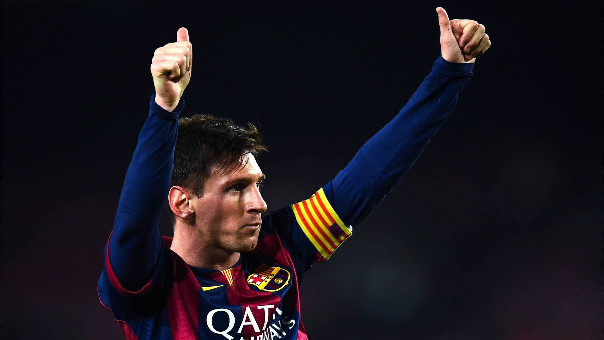 Lionel Messi wat sy twee hande in 'n duim omhoog agtergrond lig