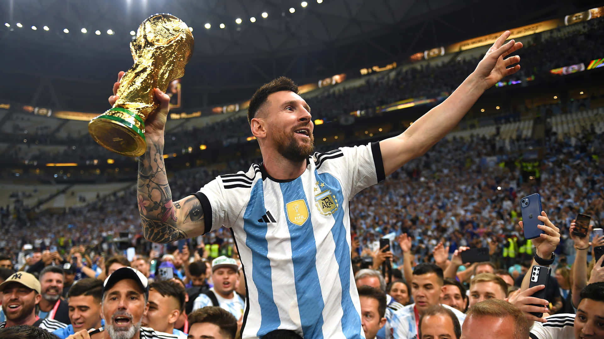 Lionel Messi wat om die verdediger dribbel vir die doel. Muurpapier